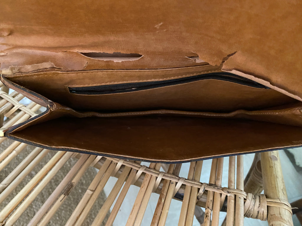 Pochette tout cuir vintage caramel patiné – vue du dessus détail compartiment – seconde main