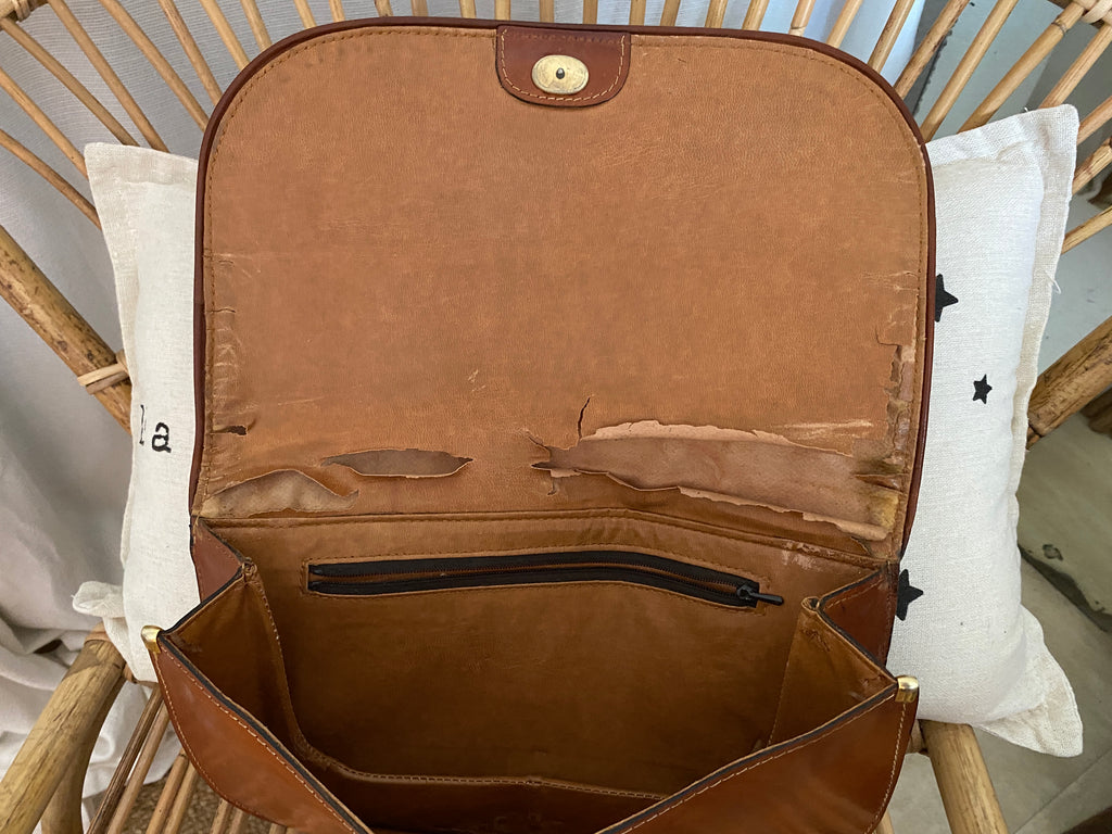 Pochette tout cuir vintage caramel patiné – vue intérieure détail défauts cuir – seconde mai