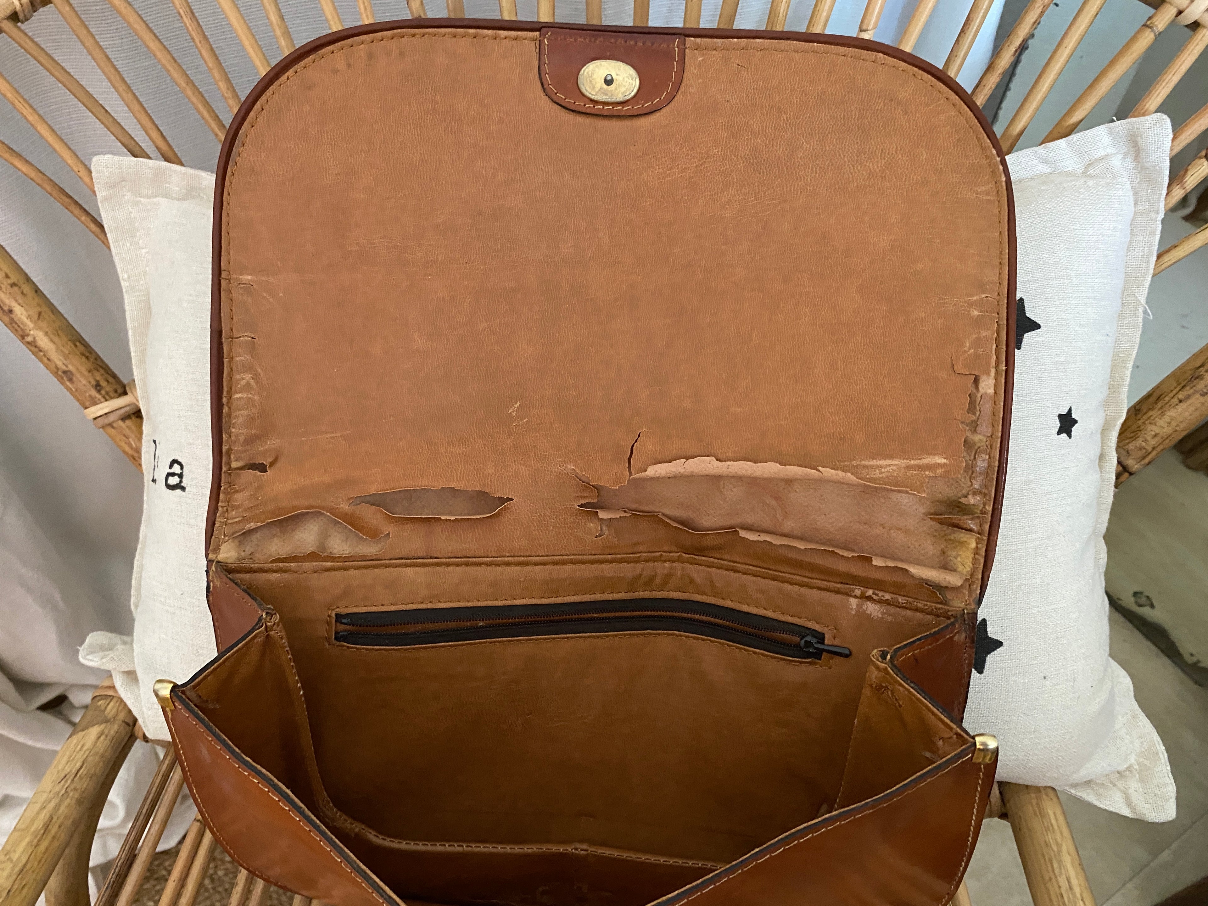 Pochette tout cuir vintage caramel patiné – vue intérieure détail défauts cuir – seconde mai