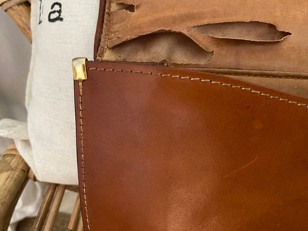Pochette tout cuir vintage caramel patiné – vue intérieure détail métallique et usure cuir – seconde main
