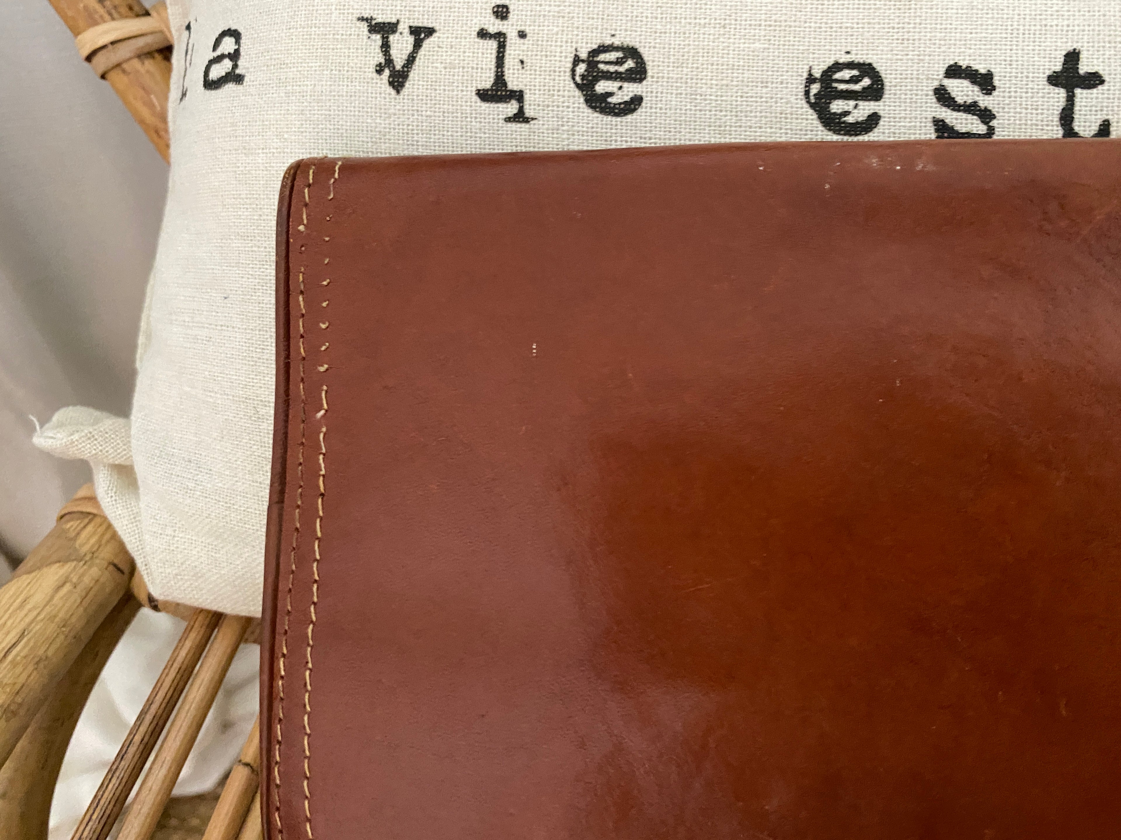 Pochette tout cuir vintage caramel patiné – détail usure coutures vue de face – seconde main
