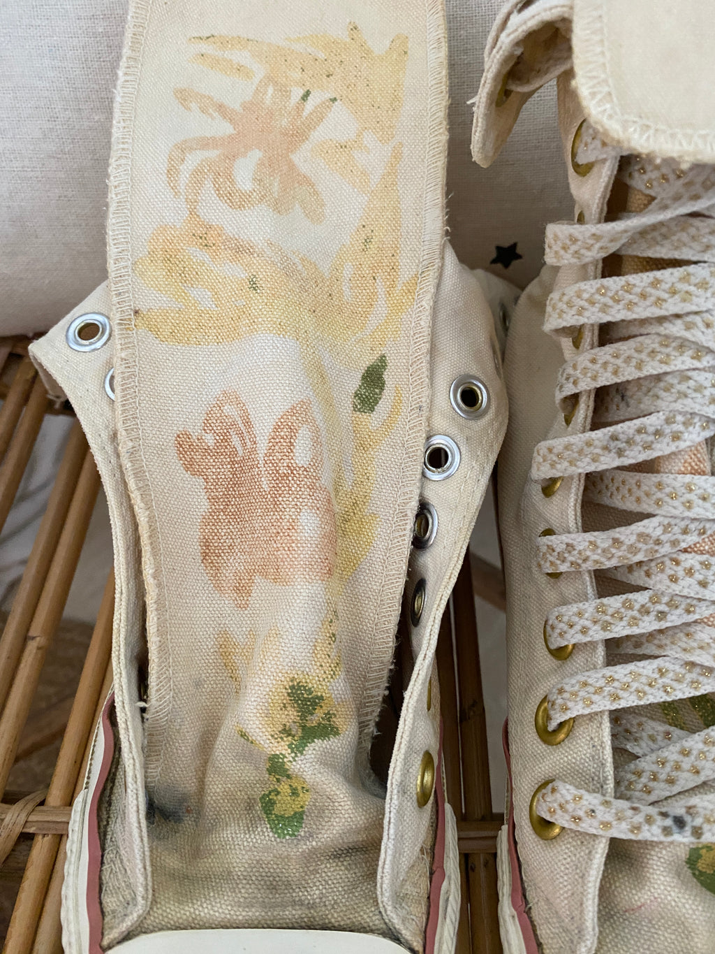 Converse Chuck Taylor All Star hautes motif floral aquarelle peint – focus languette pied droit non lacée vue de face – T36 – seconde main