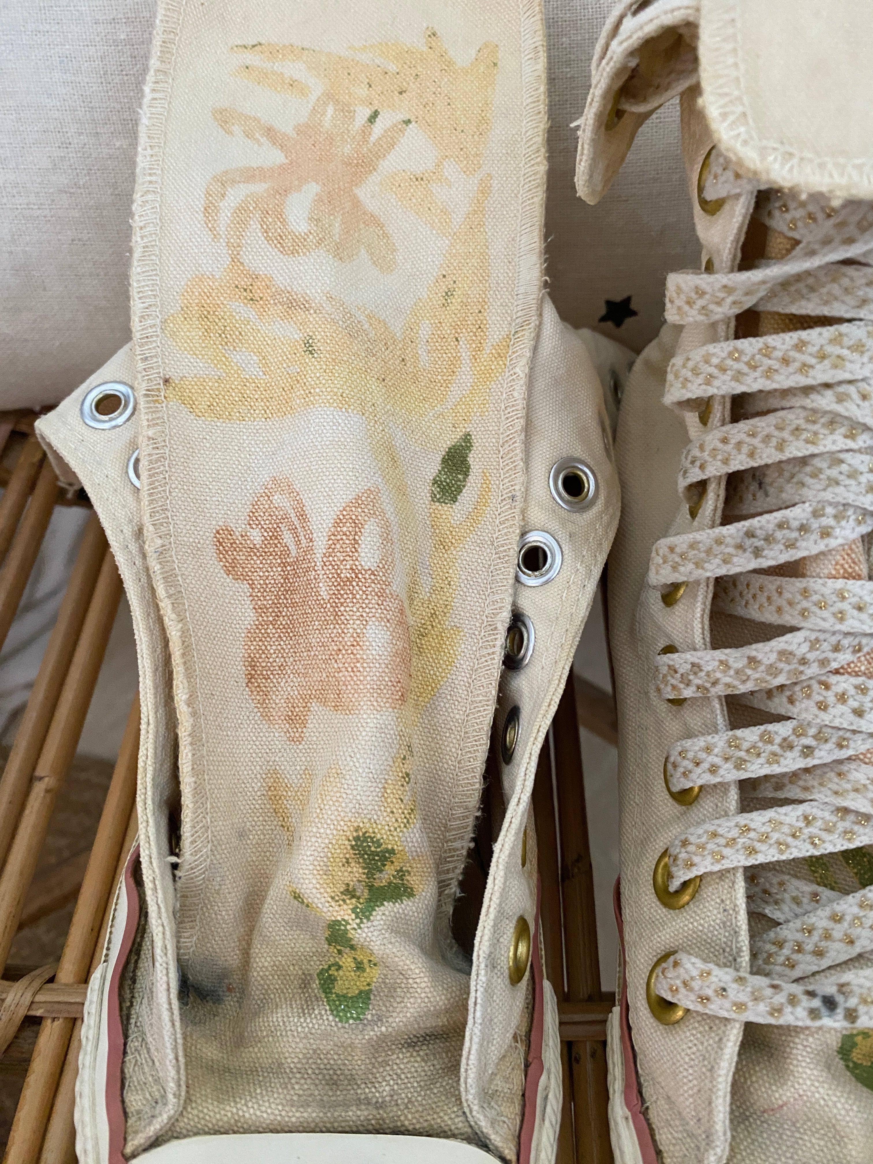 Converse Chuck Taylor All Star hautes motif floral aquarelle peint – focus languette pied droit non lacée vue de face – T36 – seconde main