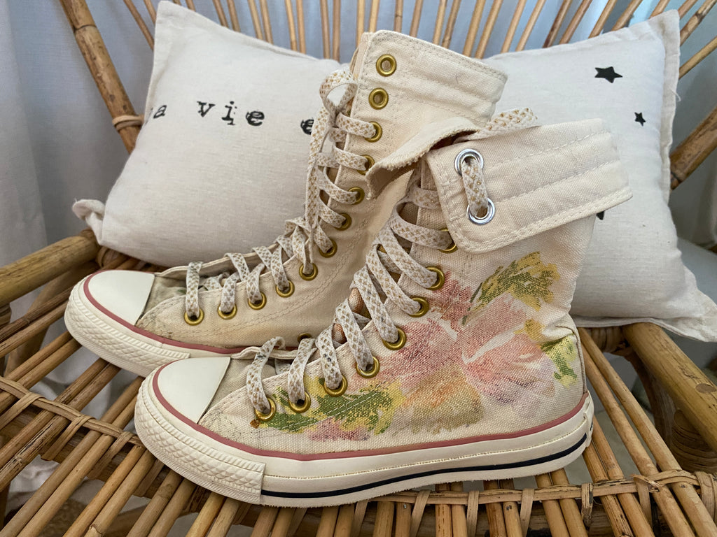 Converse Chuck Taylor All Star hautes motif floral aquarelle peint vintage 1999 – vue de profil chaussure gauche repliée – T36 – seconde main