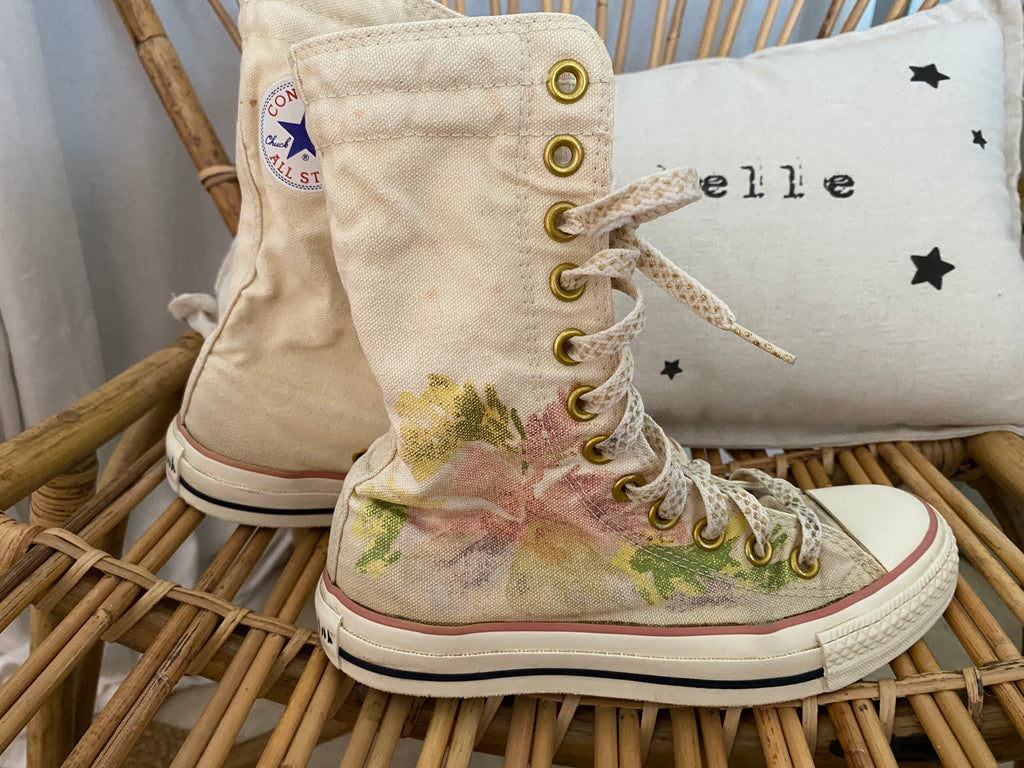 Converse Chuck Taylor All Star hautes motif floral aquarelle peint vintage 1999 – vue de côté pied droit chaussure relevée – T36 – seconde main