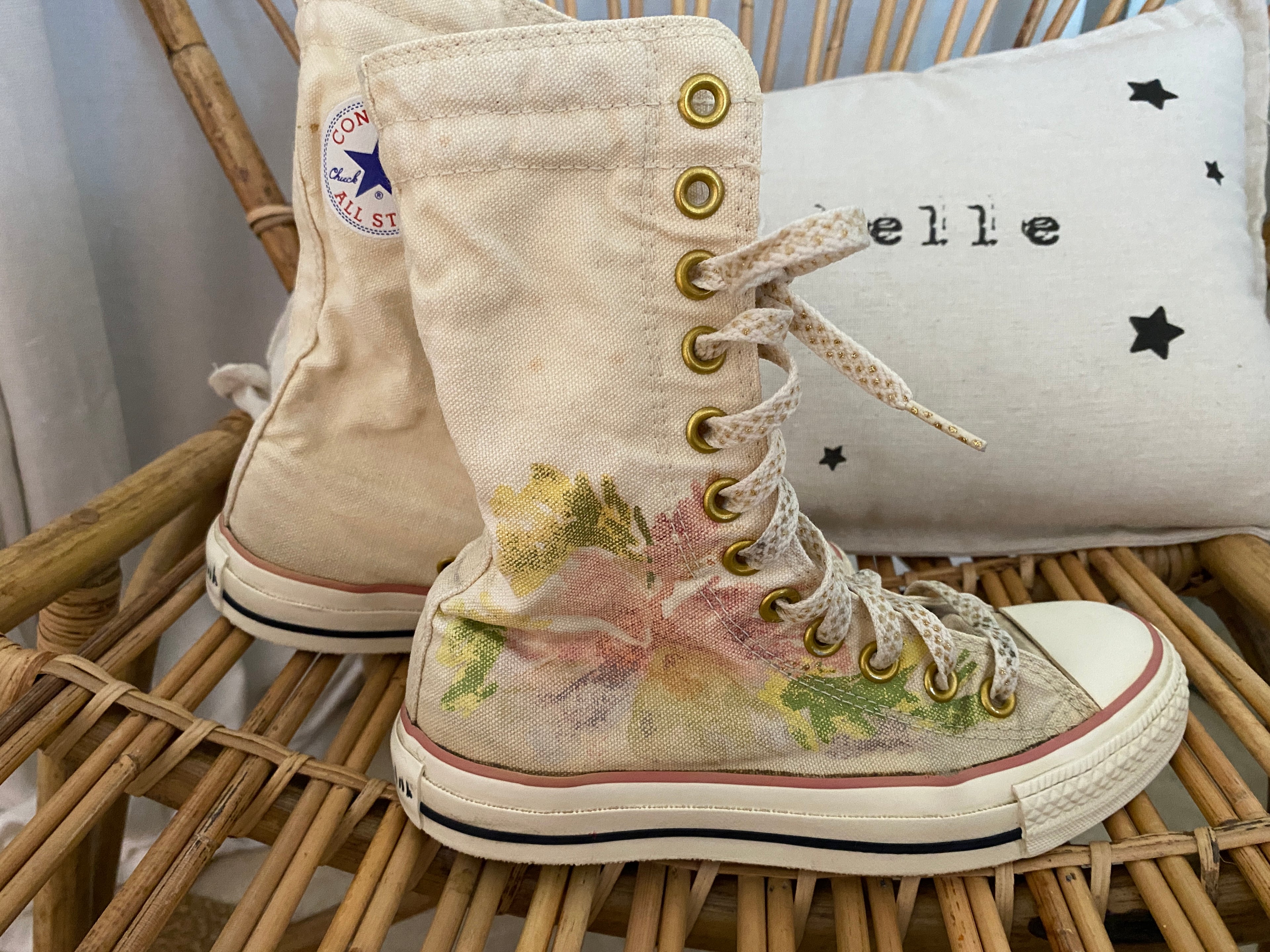 Converse Chuck Taylor All Star hautes motif floral aquarelle peint vintage 1999 – vue de côté pied droit chaussure relevée – T36 – seconde main