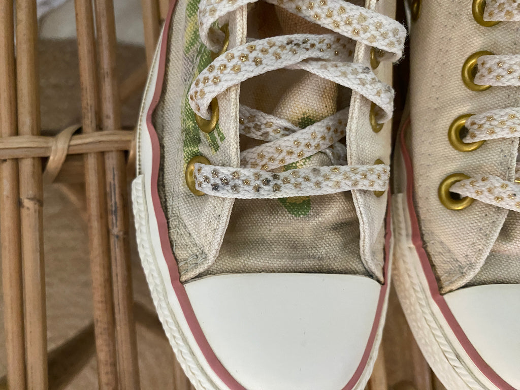 Converse Chuck Taylor All Star hautes motif floral aquarelle peint – focus lacet poids dorés, empiècement caoutchouc et œillet pied droit vue du dessus – T36 – seconde main