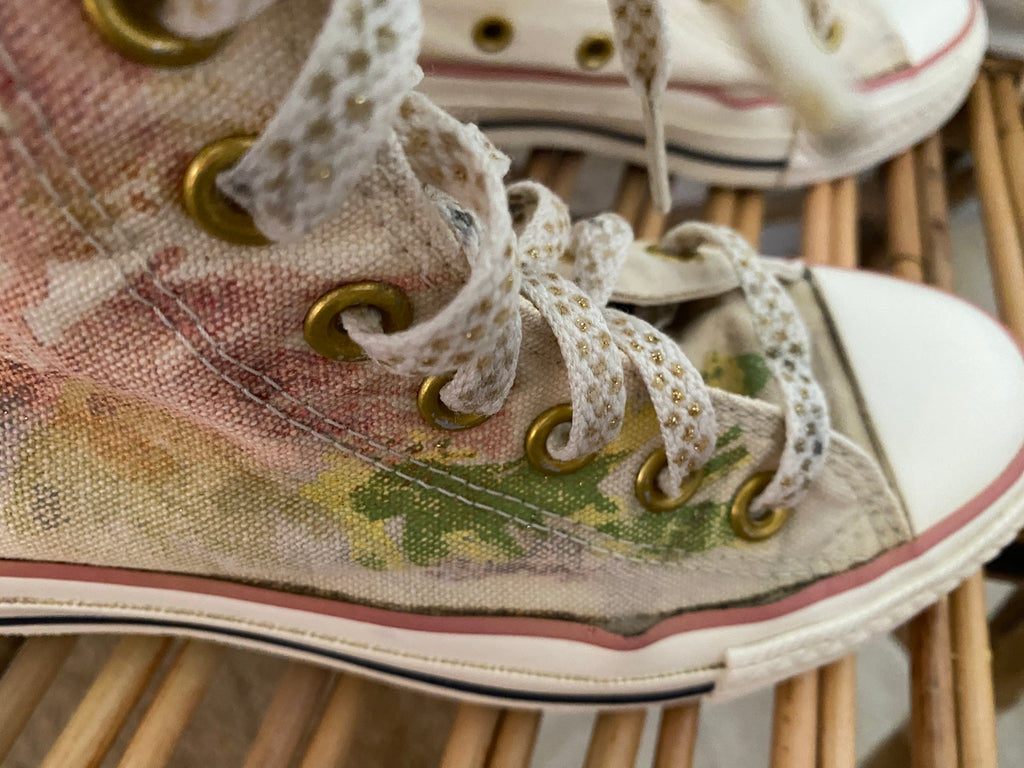  Converse Chuck Taylor All Star hautes motif floral aquarelle peint – focus défaut de collage pied droit vue de côté – T36 – seconde main