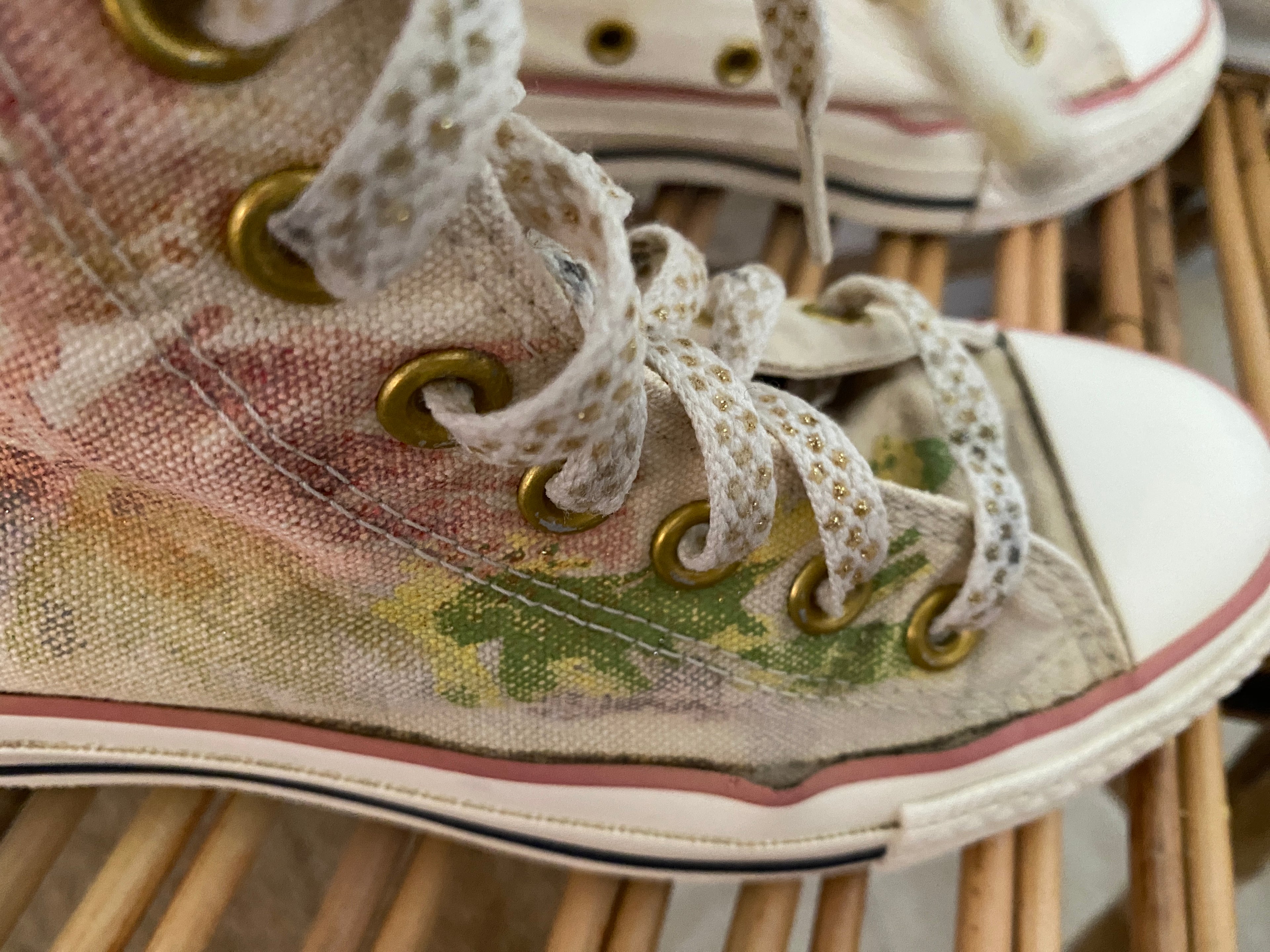  Converse Chuck Taylor All Star hautes motif floral aquarelle peint – focus défaut de collage pied droit vue de côté – T36 – seconde main