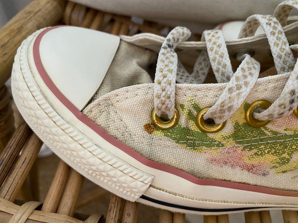 Converse Chuck Taylor All Star hautes motif floral aquarelle peint – focus bout pied gauche vue latérale gauche – T36 – seconde main