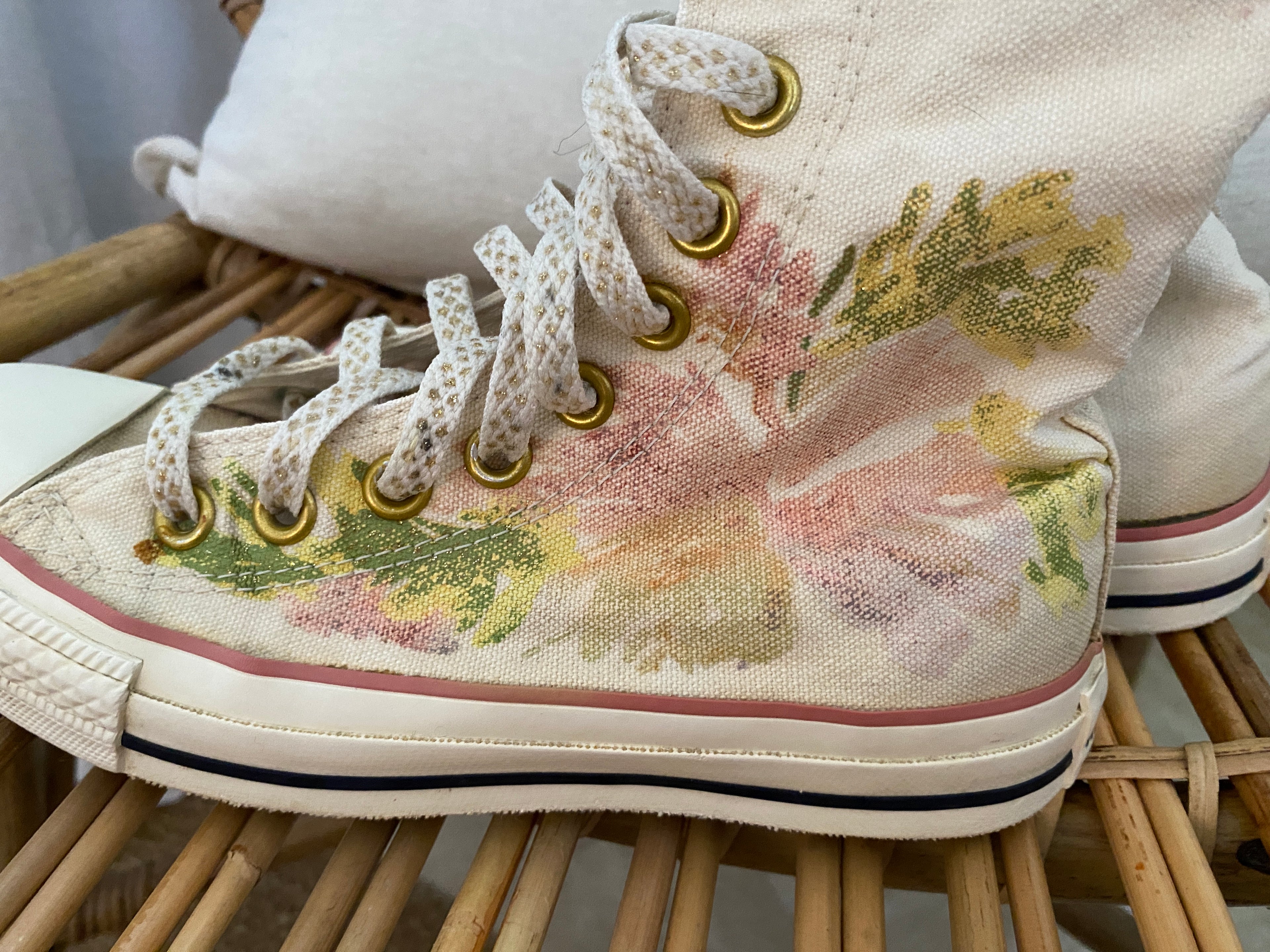 Converse Chuck Taylor All Star hautes motif floral aquarelle peint – focus peinture pied gauche vue de côté – T36 – seconde main