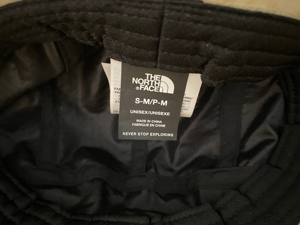 Bob The North Face Class V Brimmer bicolore noir & beige – détail étiquette intérieure – taille S/M – seconde main