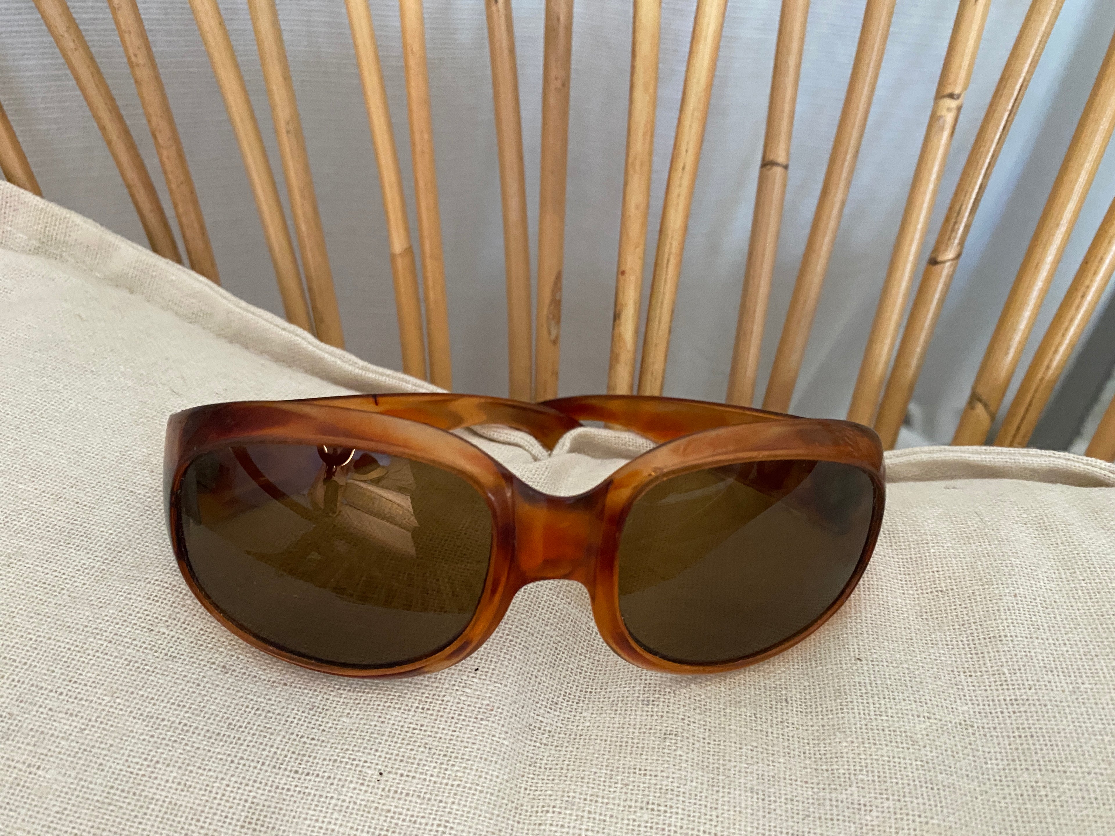 Lunettes de soleil vintage monture écaille orangée verres brun-vert – vue 3/4 du dessus – seconde main