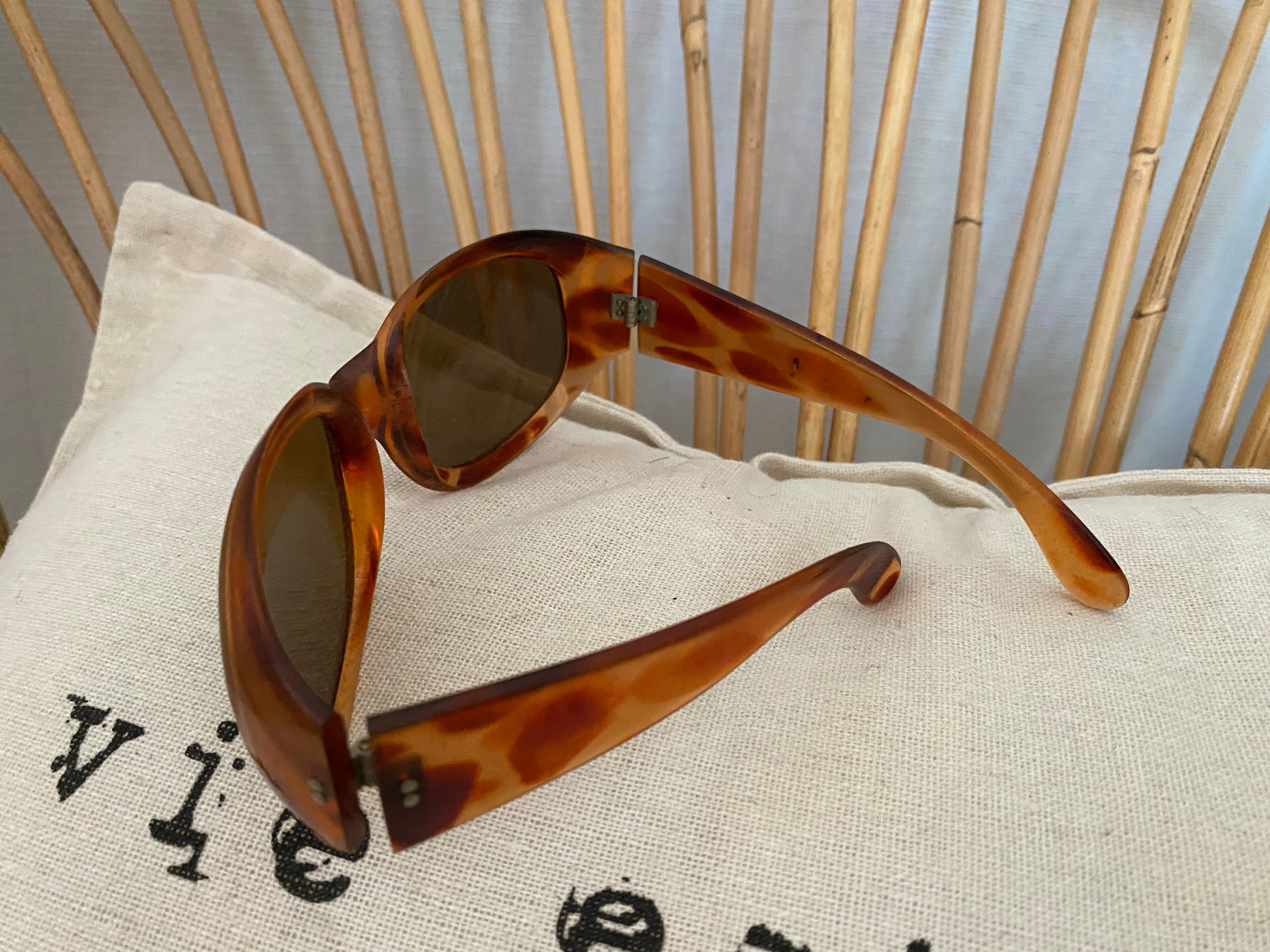 Lunettes de soleil vintage monture écaille orangée verres brun-vert – vue 3/4 de dos – seconde main