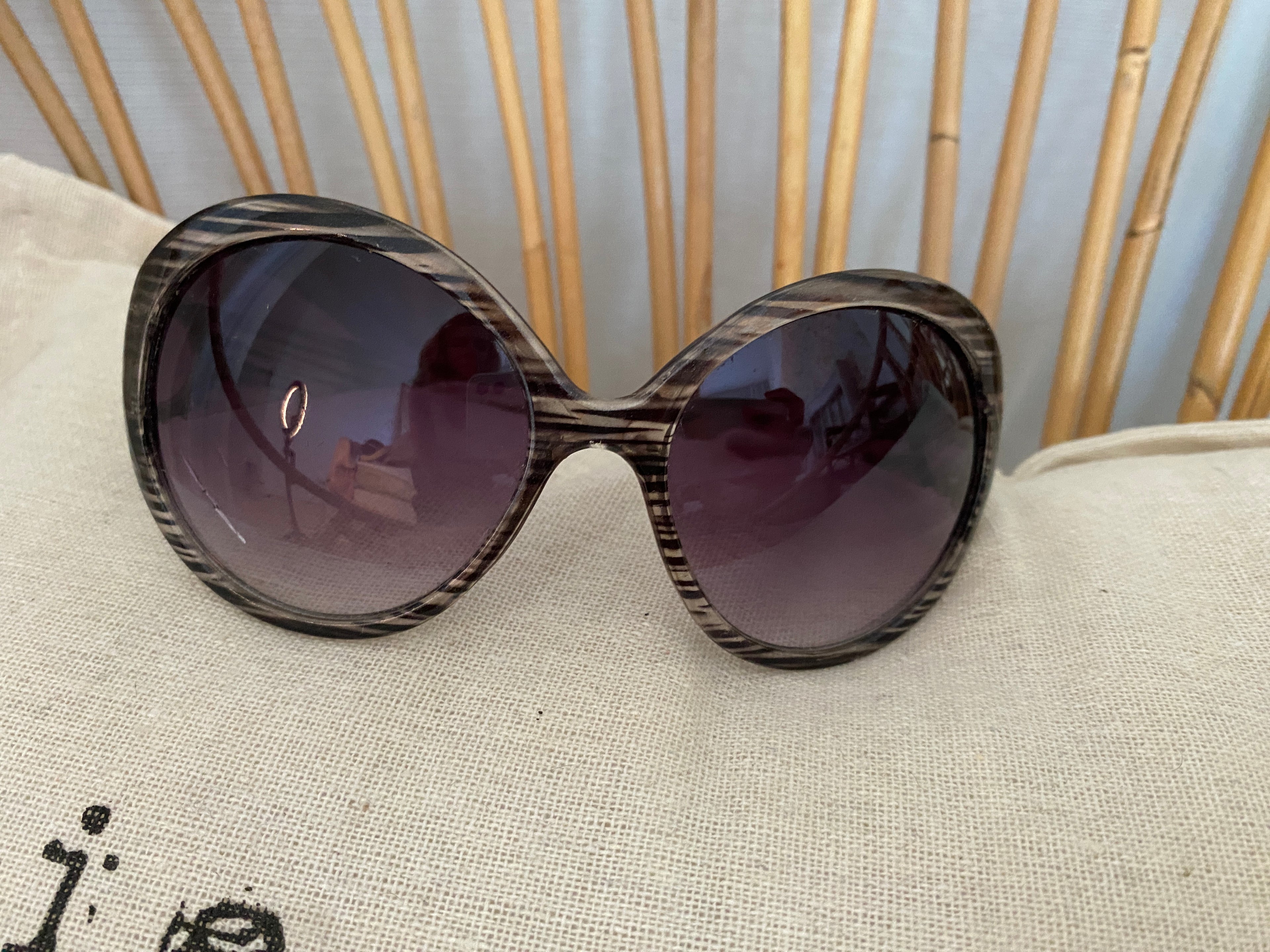 Lunettes de soleil vintage style Croisette rayures noires & verres violet dégradé – vue de face – seconde main