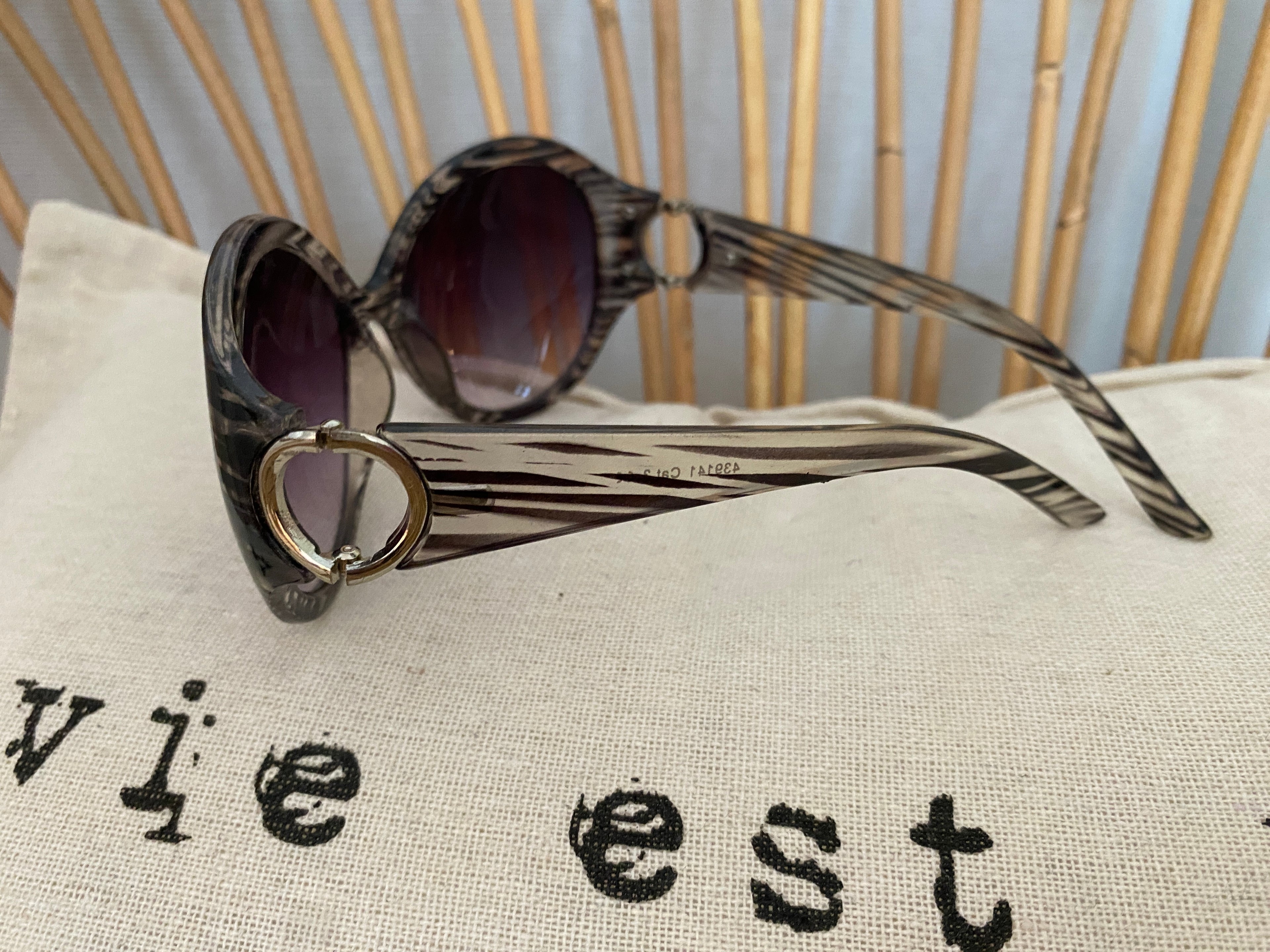  Lunettes de soleil vintage style Croisette rayures noires & verres violet dégradé – vue latérale gauche – seconde main