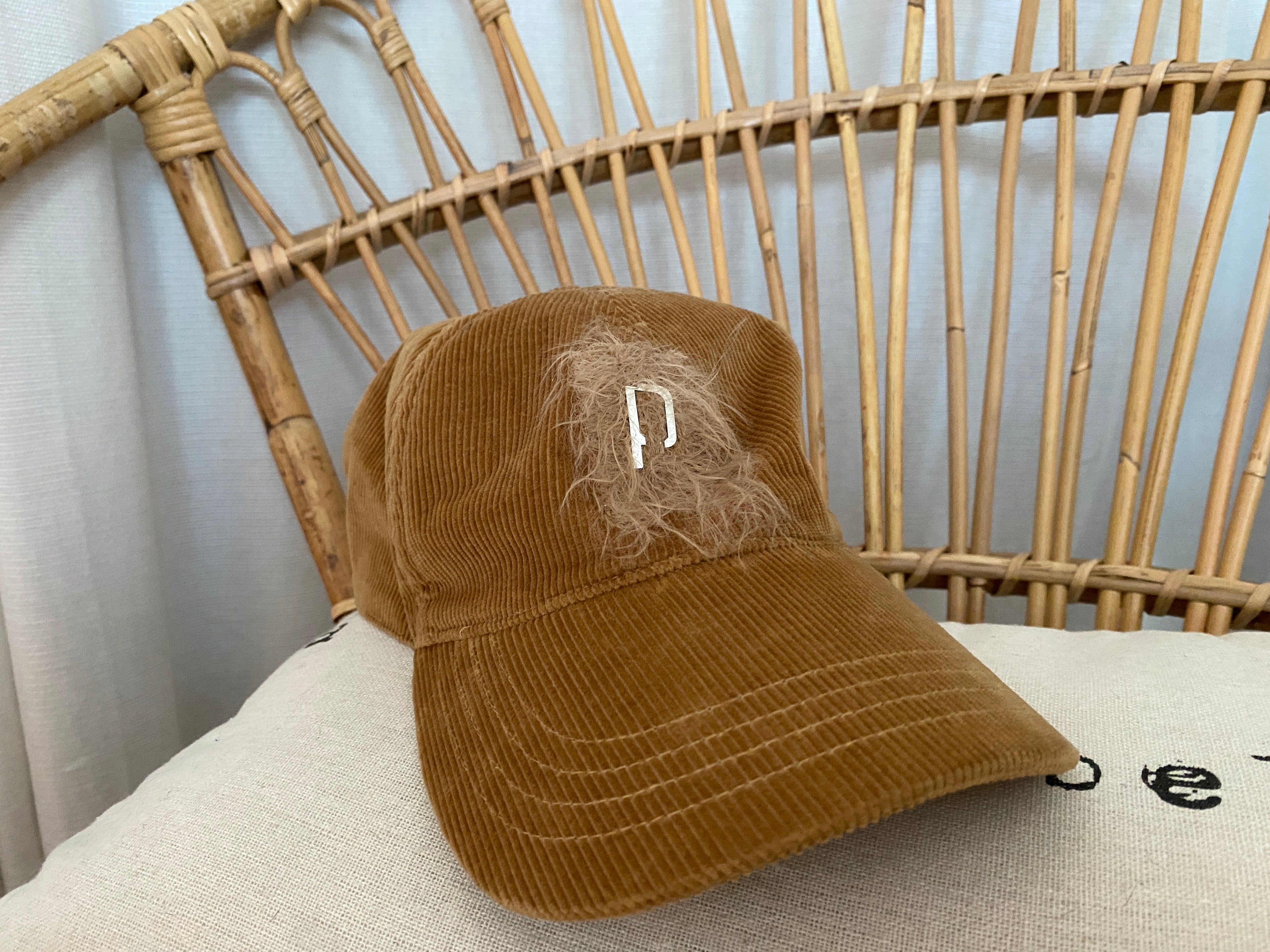 Casquette Paco Rabanne velours côtelé caramel – vue de face focus visière – seconde main