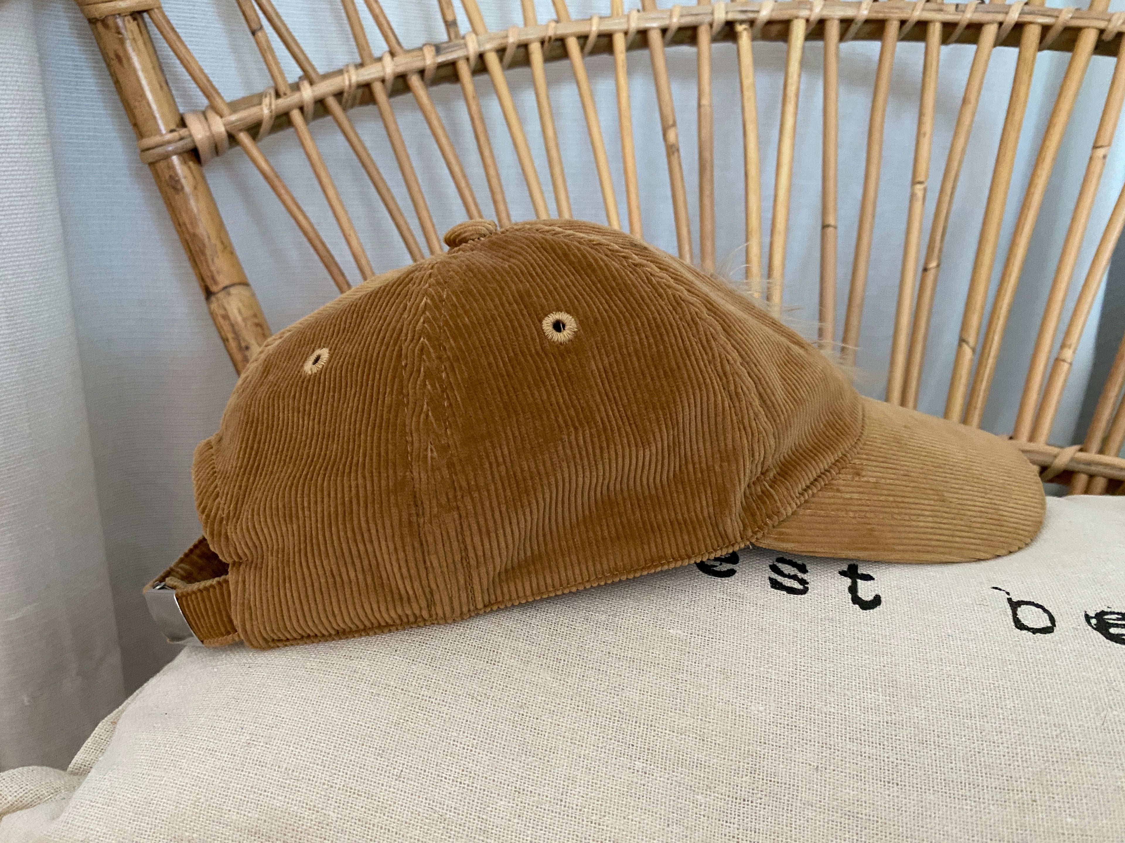 Casquette Paco Rabanne velours côtelé caramel plumes & logo – vue de profil – seconde main