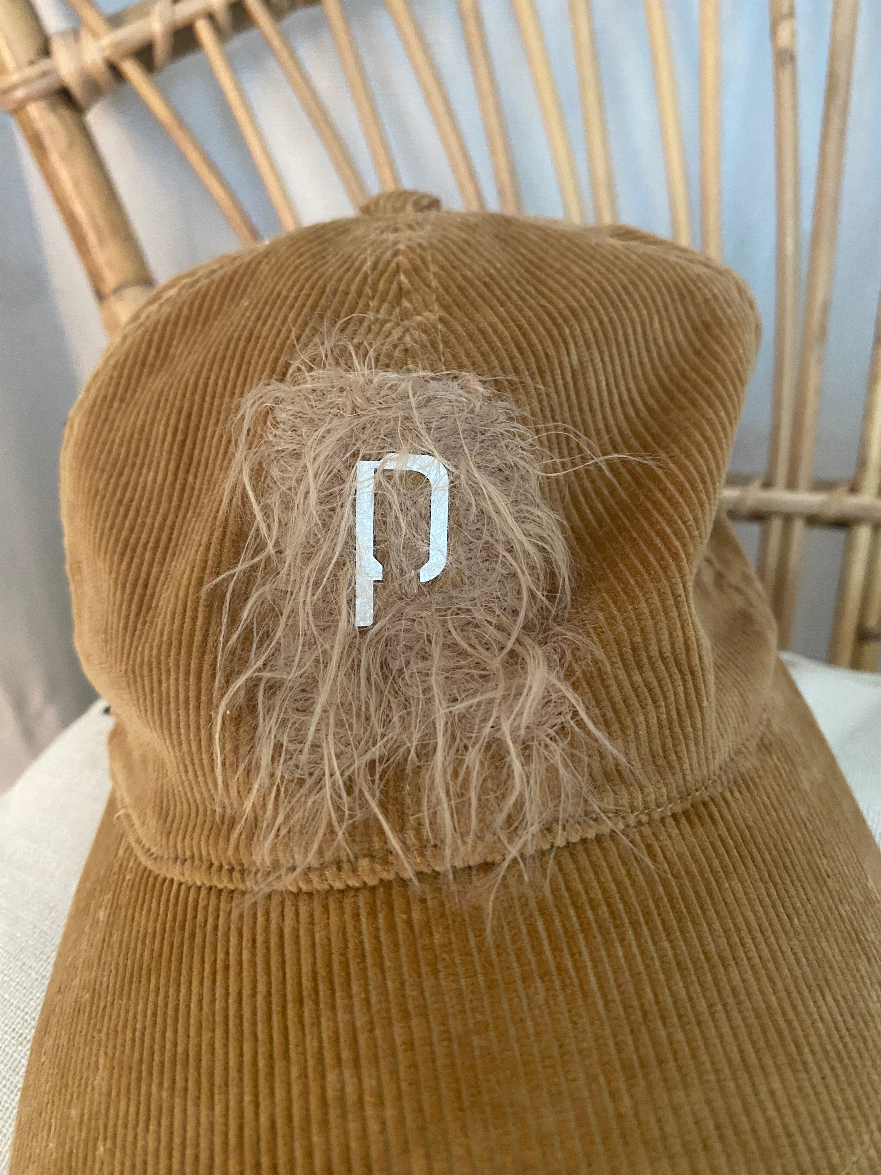 Casquette Paco Rabanne velours côtelé caramel – vue de face focus logo et détail plumes – seconde main