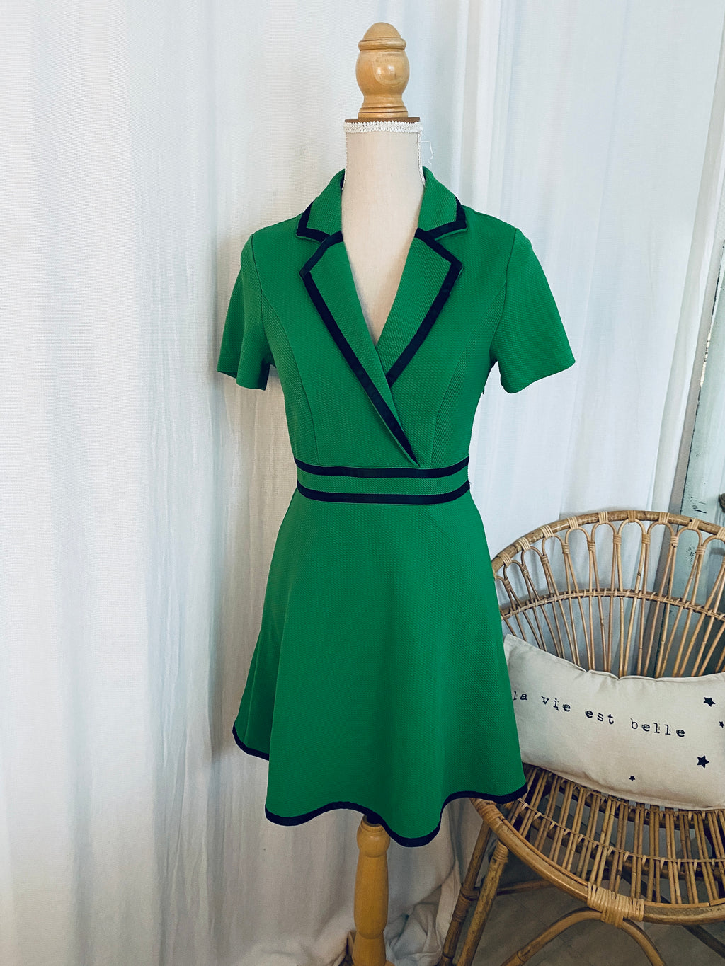 Robe vintage vert émeraude col blazer & liseré satin noir coupe trapèze – vue intégrale de face – T.36 – seconde main