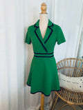 Robe vintage vert émeraude col blazer & liseré satin noir coupe trapèze – vue intégrale de face – T.36 – seconde main