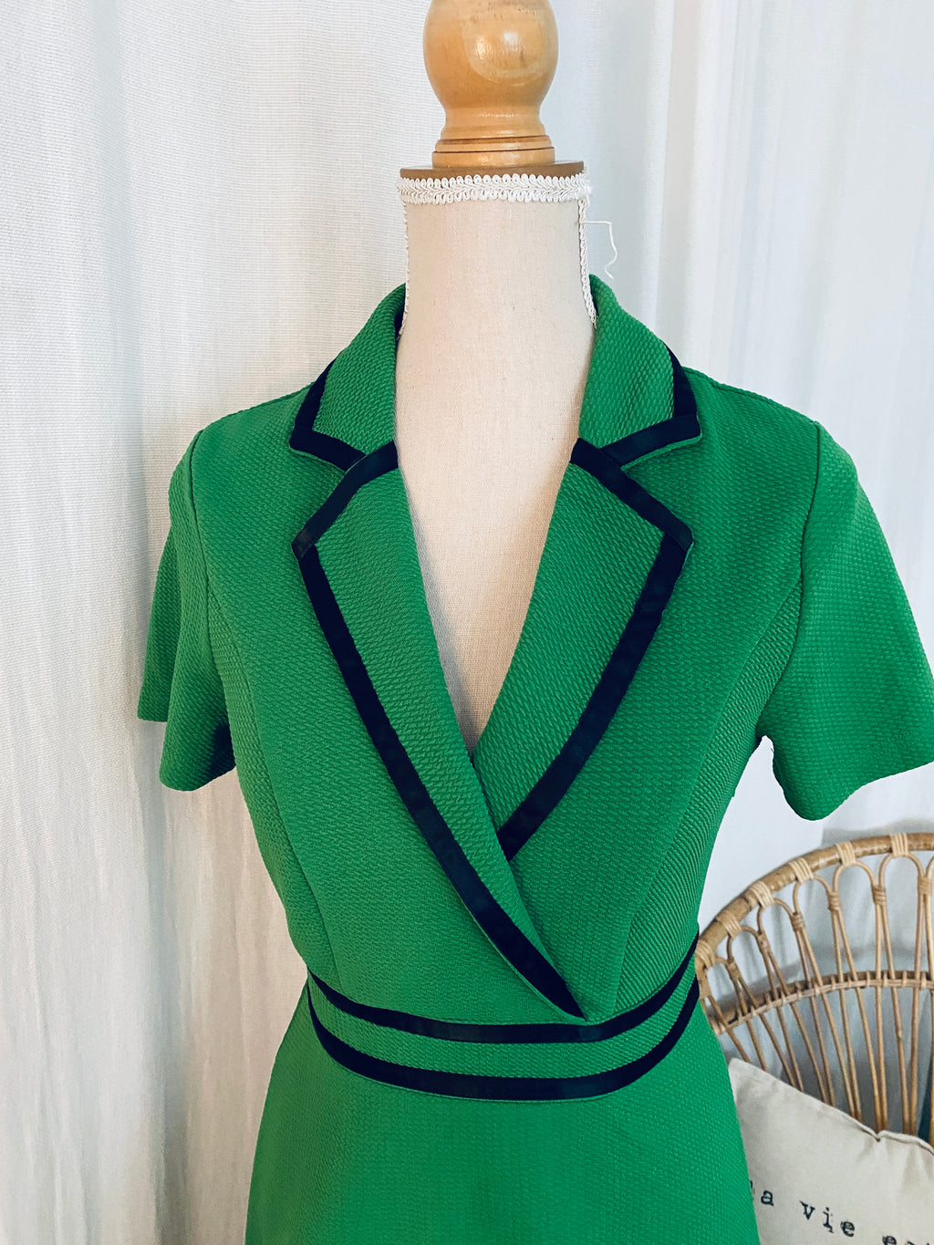 Robe vintage vert émeraude – détail col blazer & liseré satin noir et décolleté vue de face – T.36 – seconde main
