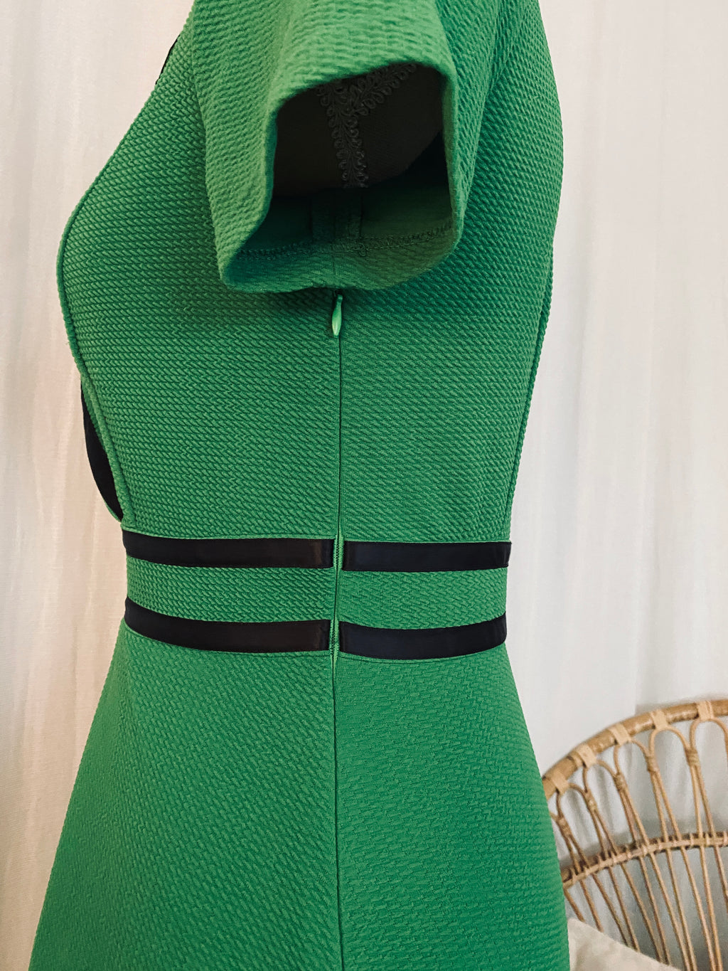 Robe vintage vert émeraude col blazer & liseré satin noir – vue latérale détail fermeture éclair – T.36 – seconde main
