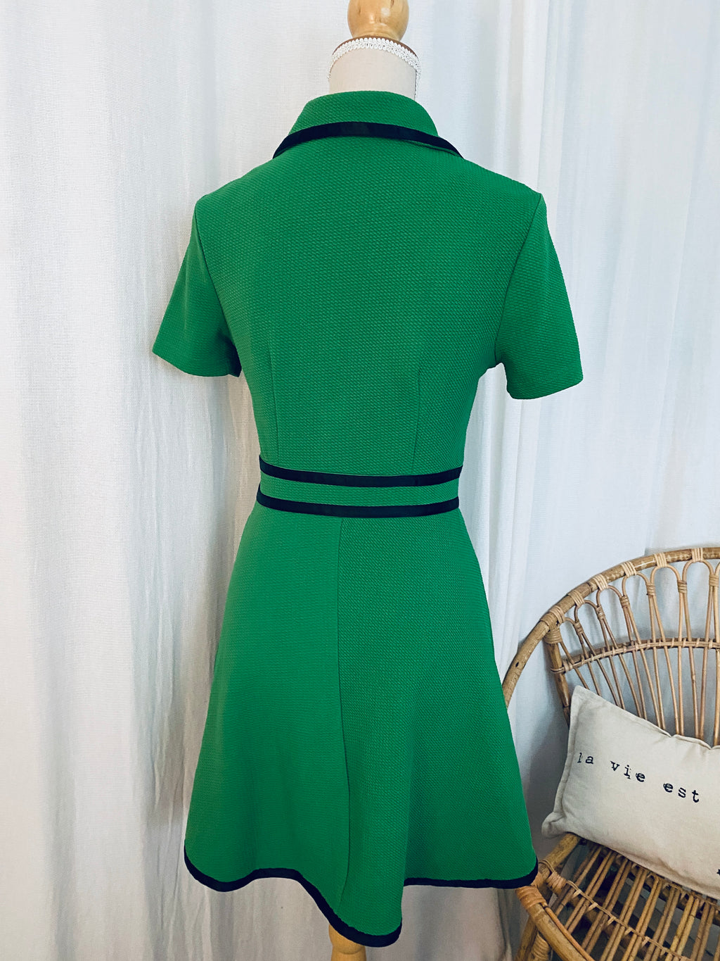 Robe vintage vert émeraude col blazer & liseré satin noir coupe trapèze – vue intégrale de dos – T.36 – seconde main