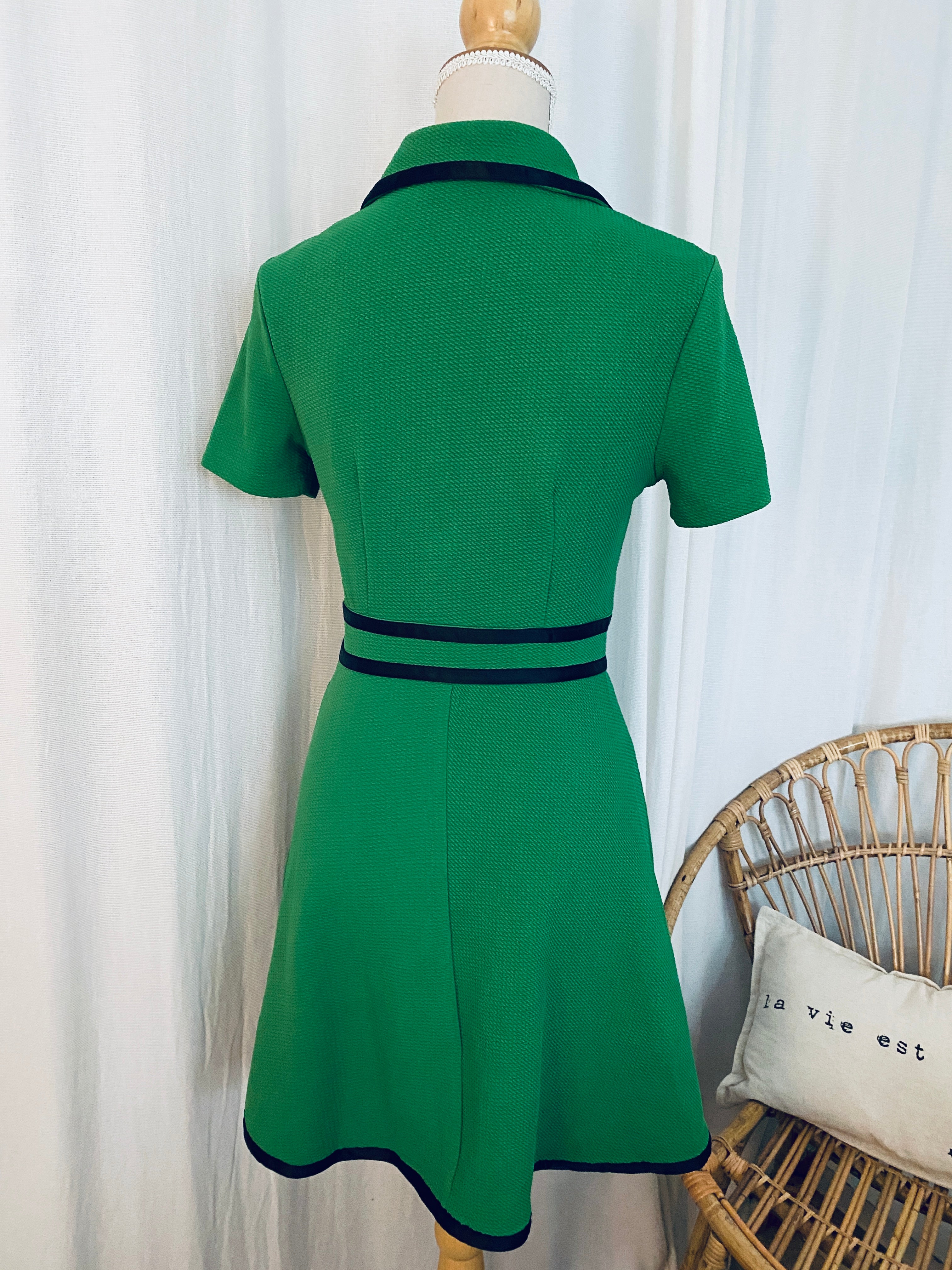 Robe vintage vert émeraude col blazer & liseré satin noir coupe trapèze – vue intégrale de dos – T.36 – seconde main