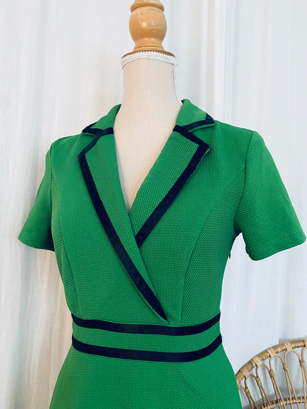 Robe vintage vert émeraude col blazer & liseré satin noir – focus haut de robe vue de face – T.36 – seconde main