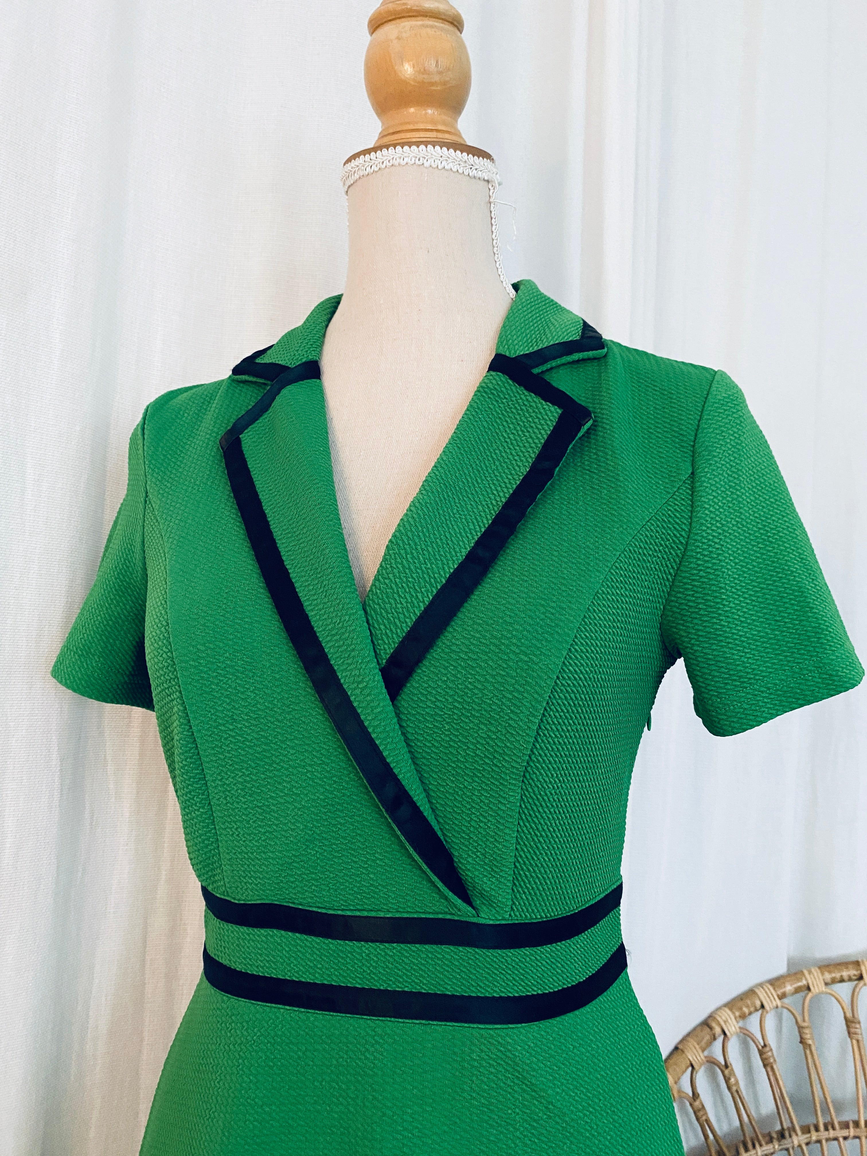 Robe vintage vert émeraude col blazer & liseré satin noir – focus haut de robe vue de face – T.36 – seconde main