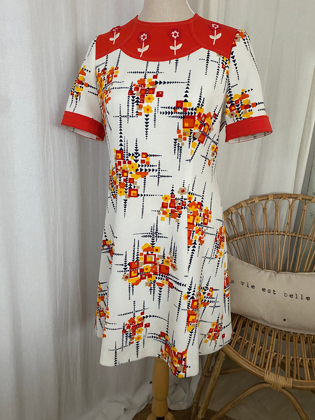 Robe vintage 70's trapèze motif géométrique psychédélique col brodé fleurs – vue intégrale de face sur buste – T.38 – seconde main