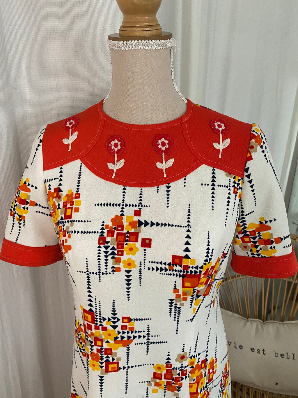 Robe vintage 70's trapèze motif géométrique psychédélique – focus haut de robe vue de face – T.38 – seconde main