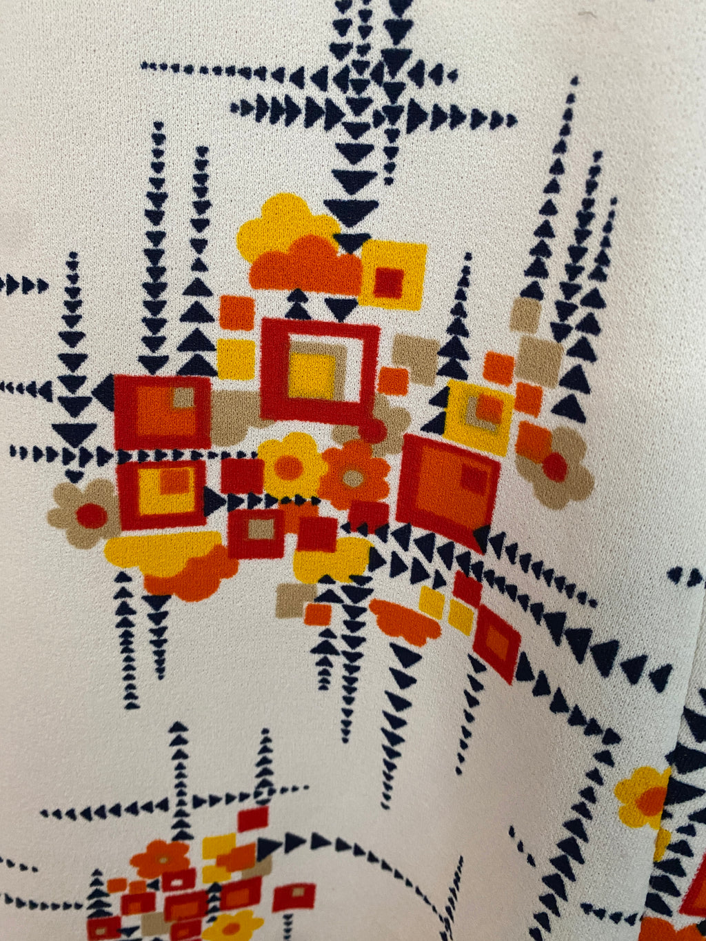 Robe vintage 70's trapèze – détail motif géométrique psychédélique – T.38 – seconde main