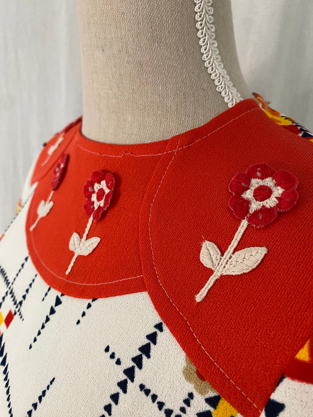  Robe vintage 70's trapèze motif géométrique psychédélique – détail col vue 3/4 – T.38 – seconde main