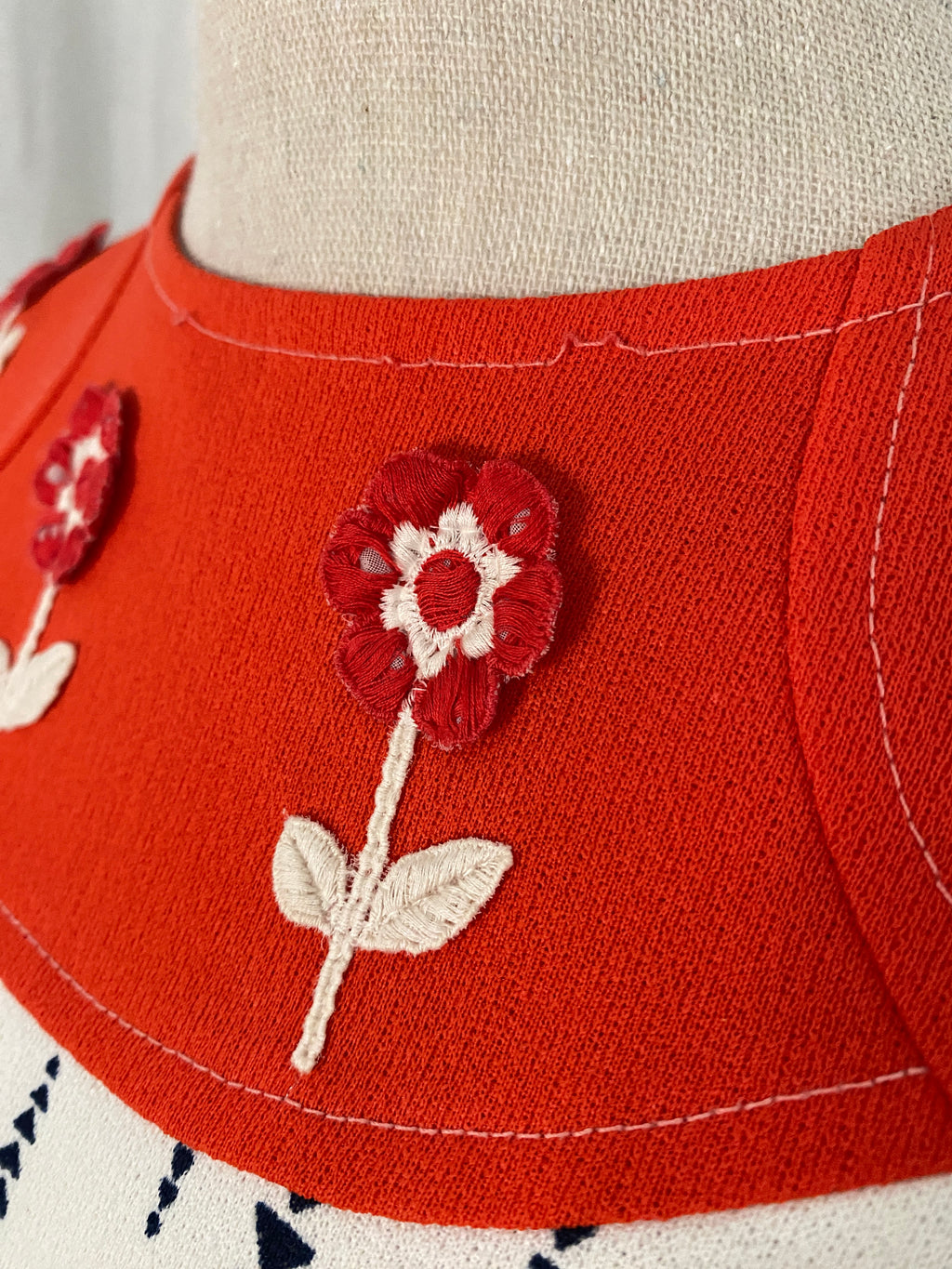Robe vintage 70's trapèze – détail col broderie fleur vue de face – T.38 – seconde main