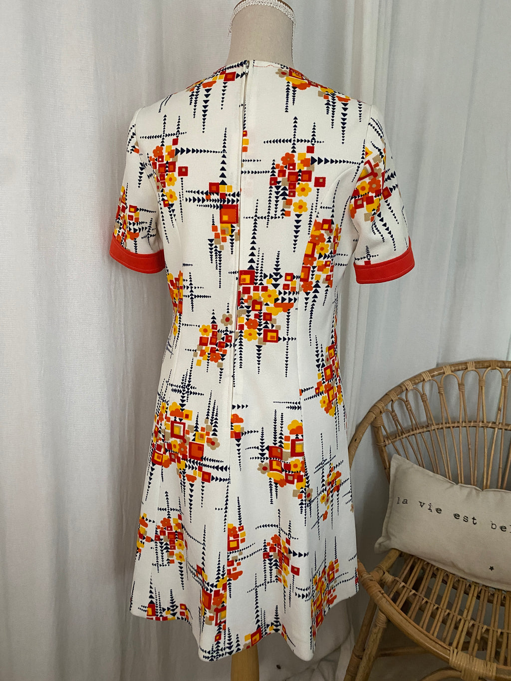 Robe vintage 70's trapèze motif géométrique psychédélique col brodé fleurs – vue intégrale de dos – T.38 – seconde main