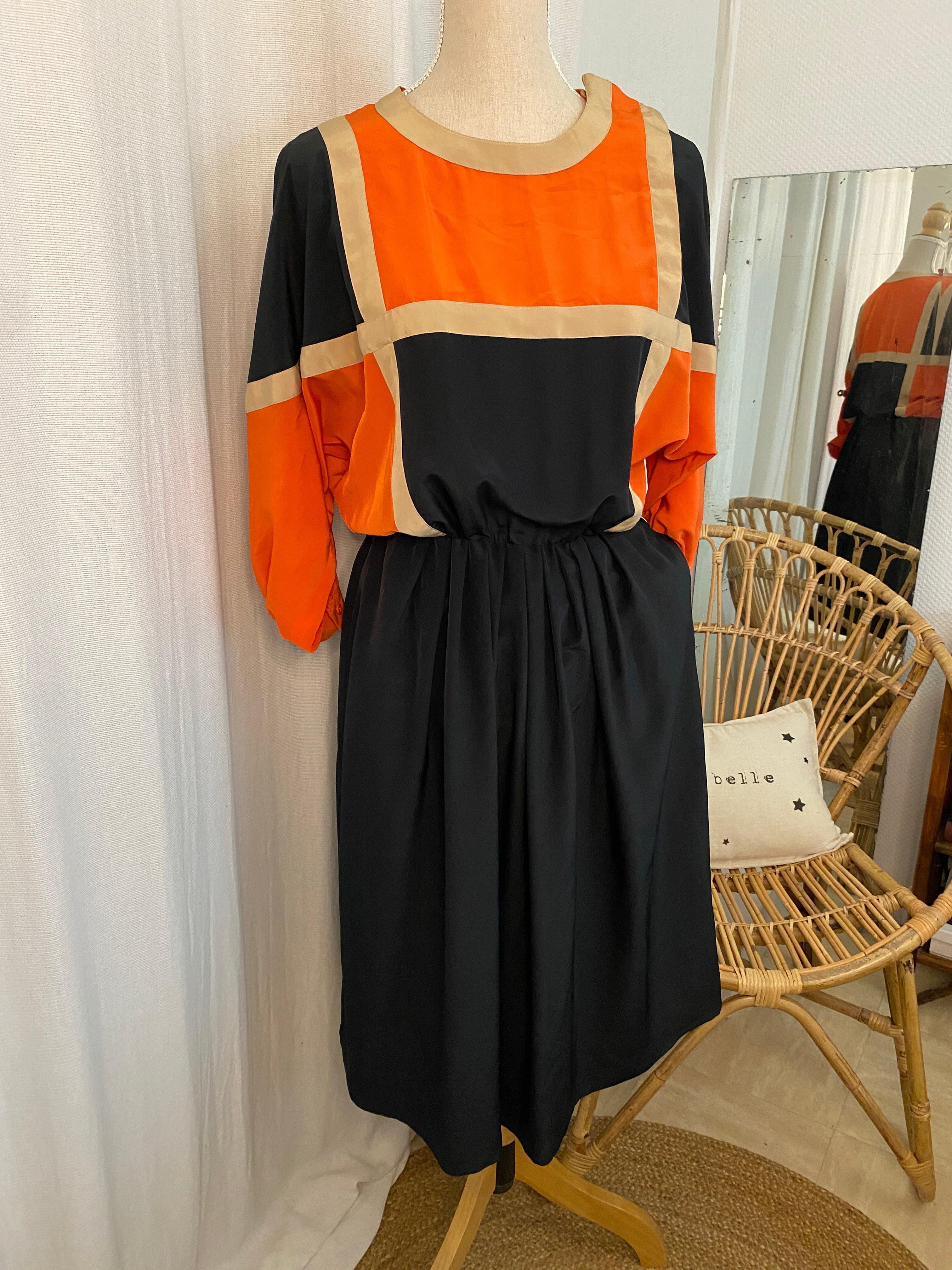 Robe vintage 80's soie color block orange & noir manches chauve-souris – vue intégrale de face – T.38 – seconde main