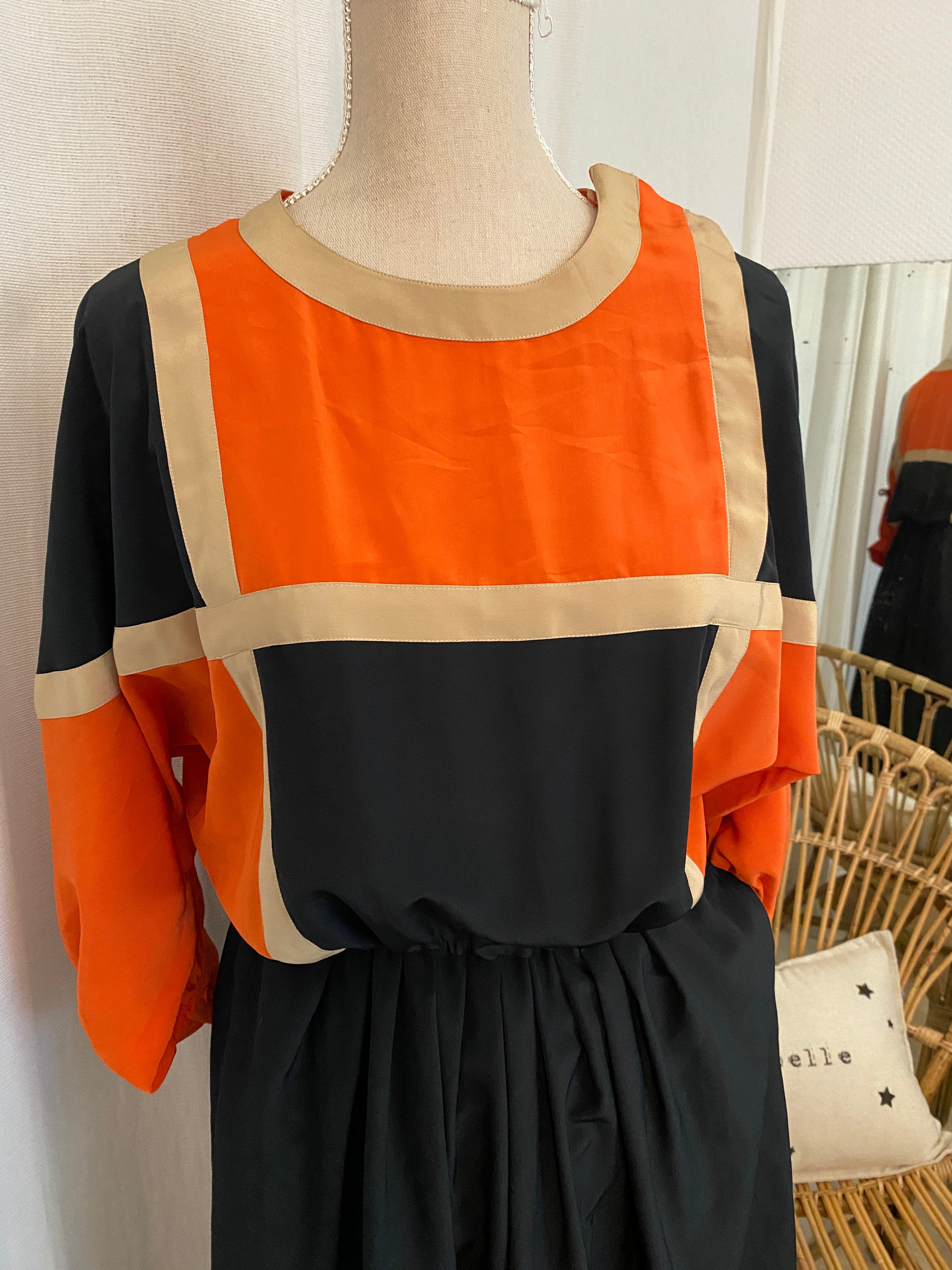 Robe vintage 80's soie color block orange & noir manches chauve-souris – vue de face sur buste, focus haut de robe – T.38 – seconde main
