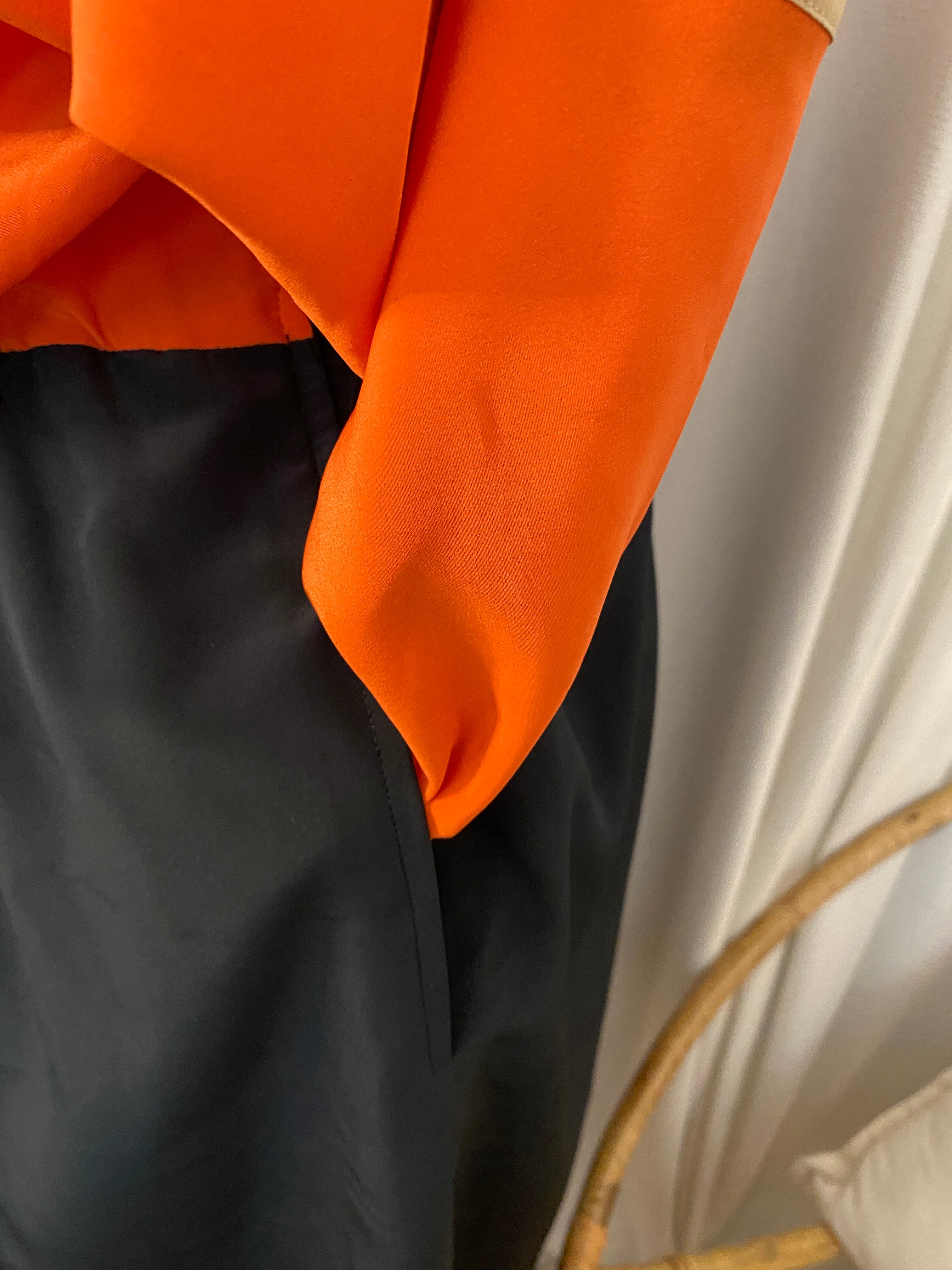 Robe vintage 80's soie color block orange & noir – détail poche vue de côté – T.38 – seconde main