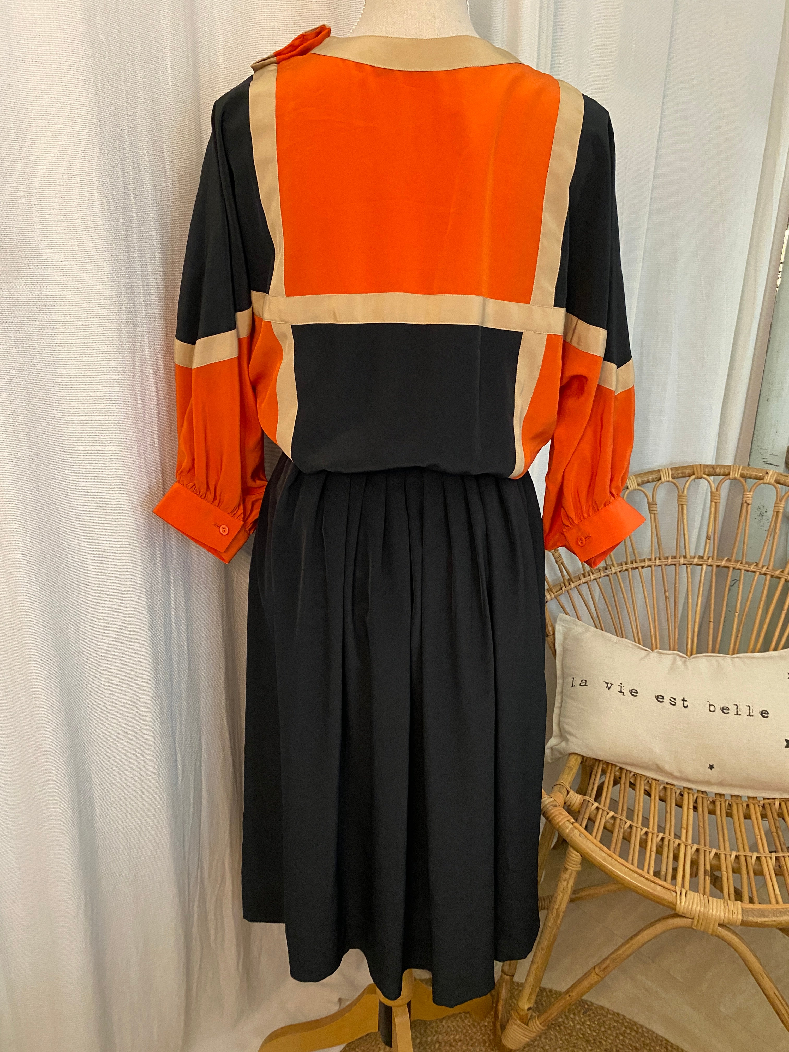 Robe vintage 80's soie color block orange & noir manches chauve-souris – vue intégrale de dos – T.38 – seconde main