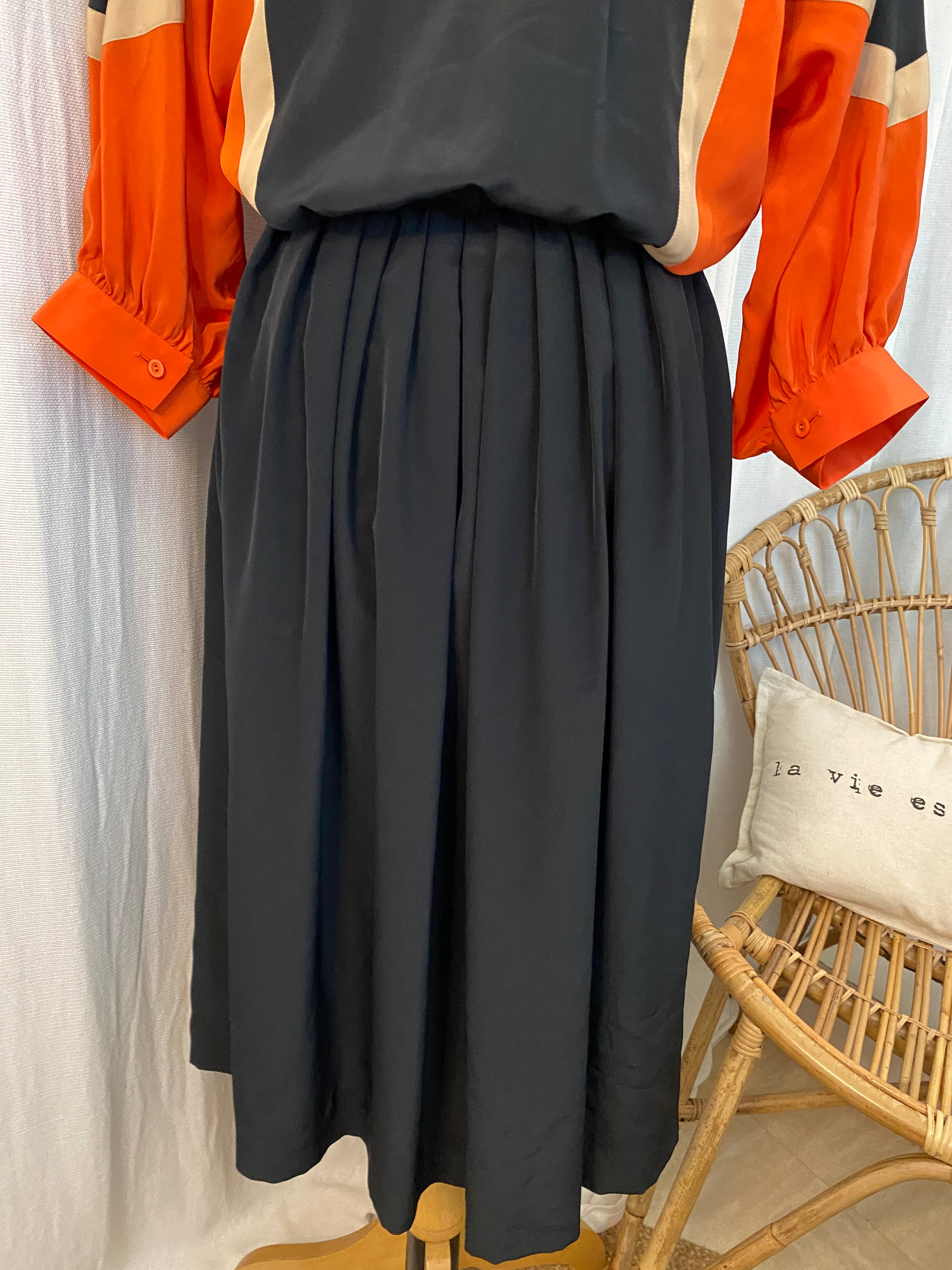 Robe vintage 80's soie color block orange & noir – focus jupe vue de face – T.38 – seconde main