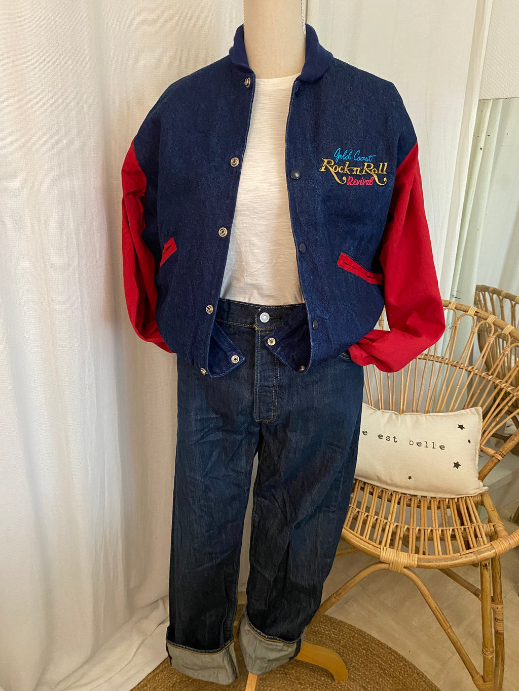 Blouson Teddy Vintage Gold Coast Rock'n'Roll Revival denim & toile rouge – vue de face sur buste porté avec t-shirt blanc et jean brut à large revers – inspiration styling – T.S – seconde main