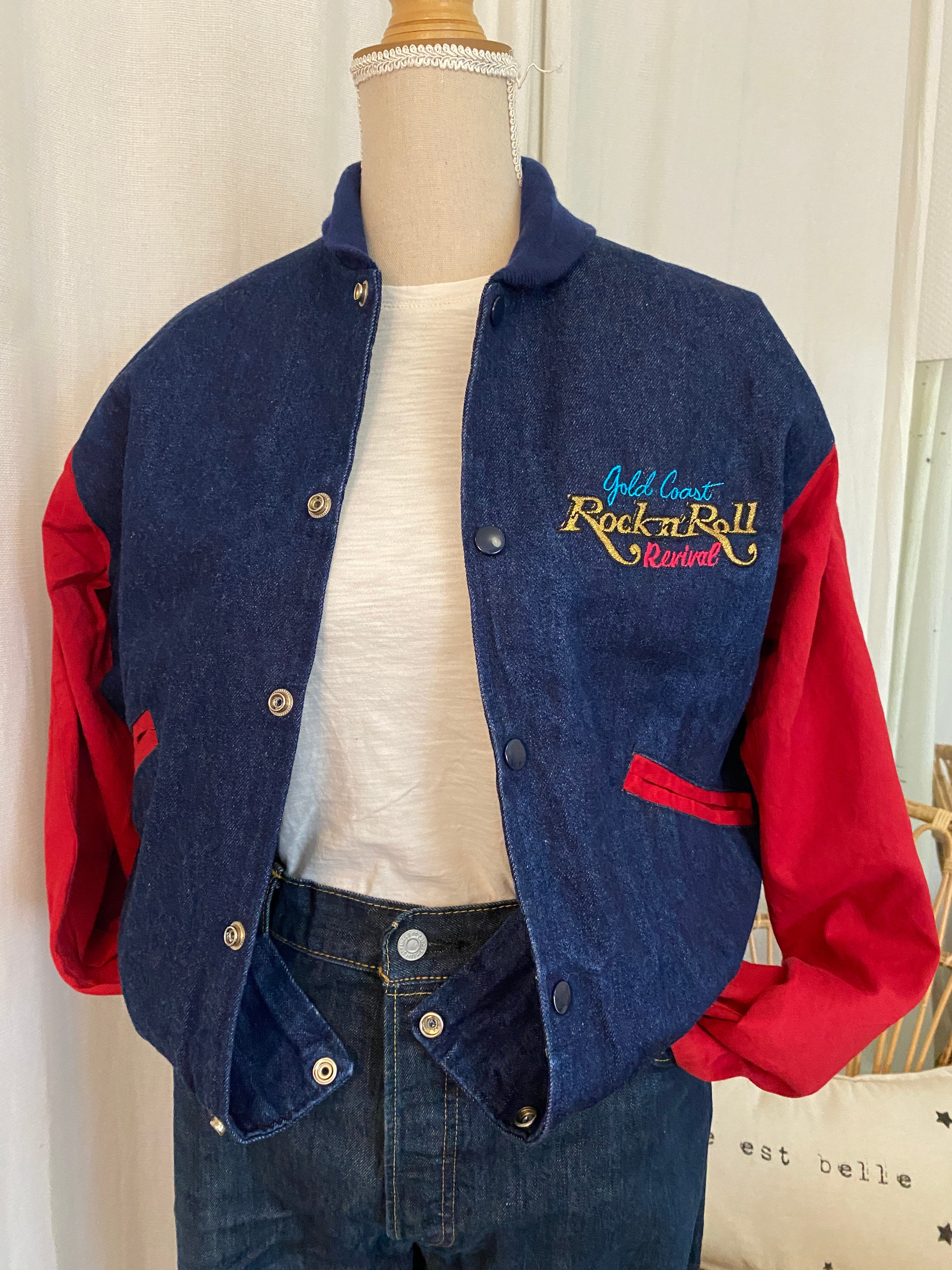 Blouson Teddy Vintage Gold Coast Rock'n'Roll Revival – vue de face blouson ouvert - script poitrine – denim & toile rouge – T.S – seconde main