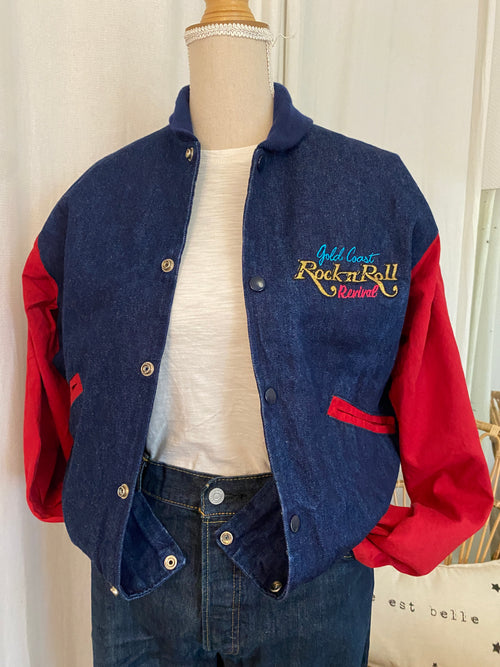 Blouson Teddy Vintage Gold Coast Rock'n'Roll Revival – vue de face blouson ouvert - script poitrine – denim & toile rouge – T.S – seconde main