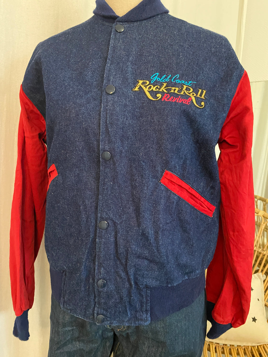 Blouson Teddy Vintage Gold Coast Rock'n'Roll Revival – vue de face blouson fermé par pressions - script poitrine – denim & toile rouge – T.S – seconde main