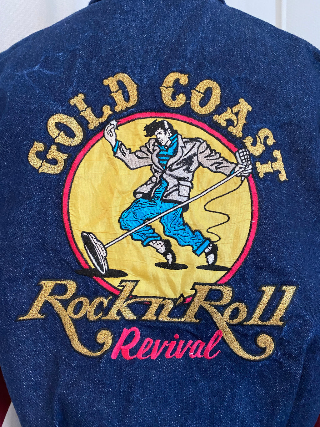  Blouson Teddy Vintage Gold Coast Rock'n'Roll Revival – détail broderie dos "Gold Coast Rock and Roll" – denim & toile rouge – T.S – seconde main