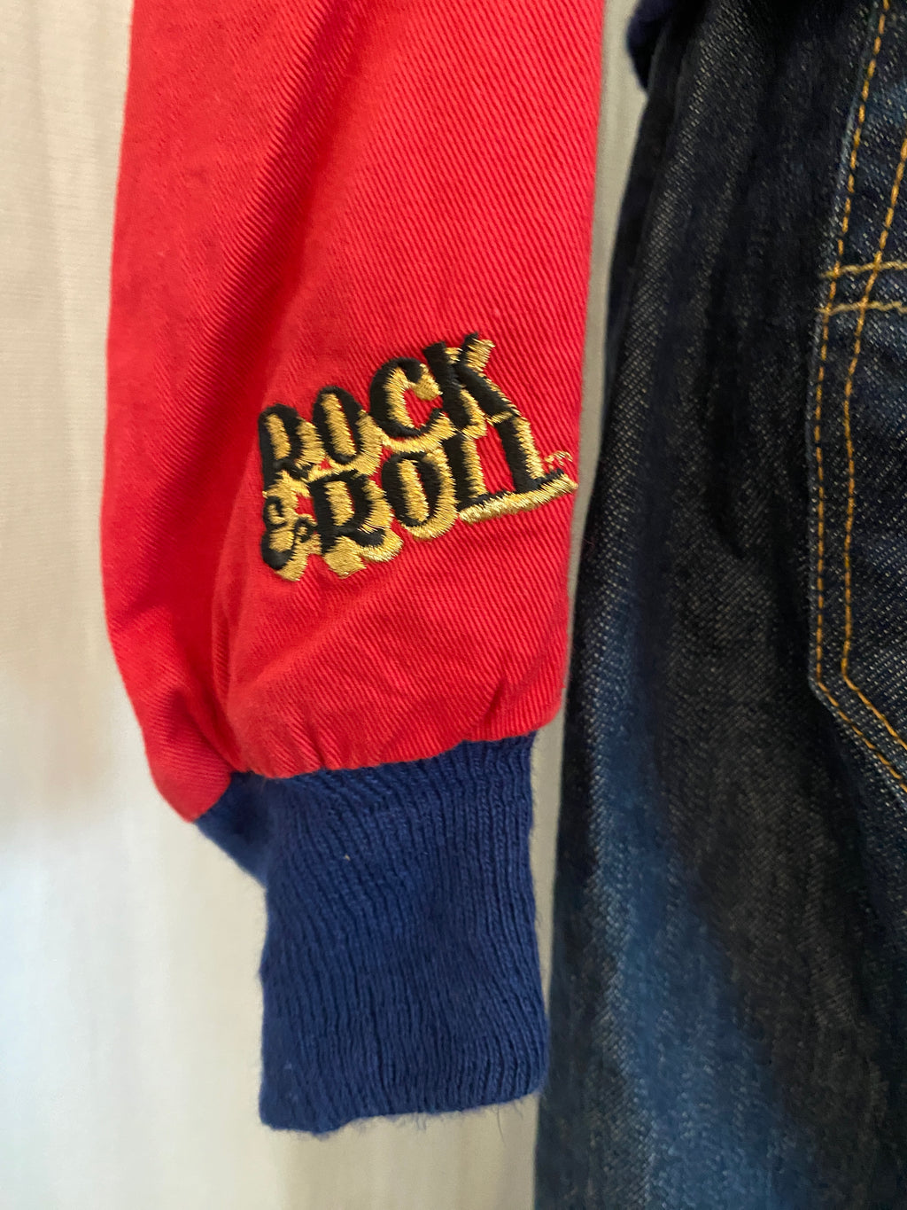 Blouson Teddy Vintage Gold Coast Rock'n'Roll Revival – détail broderie manche rouge vue de face – denim & toile rouge – T.S – seconde main