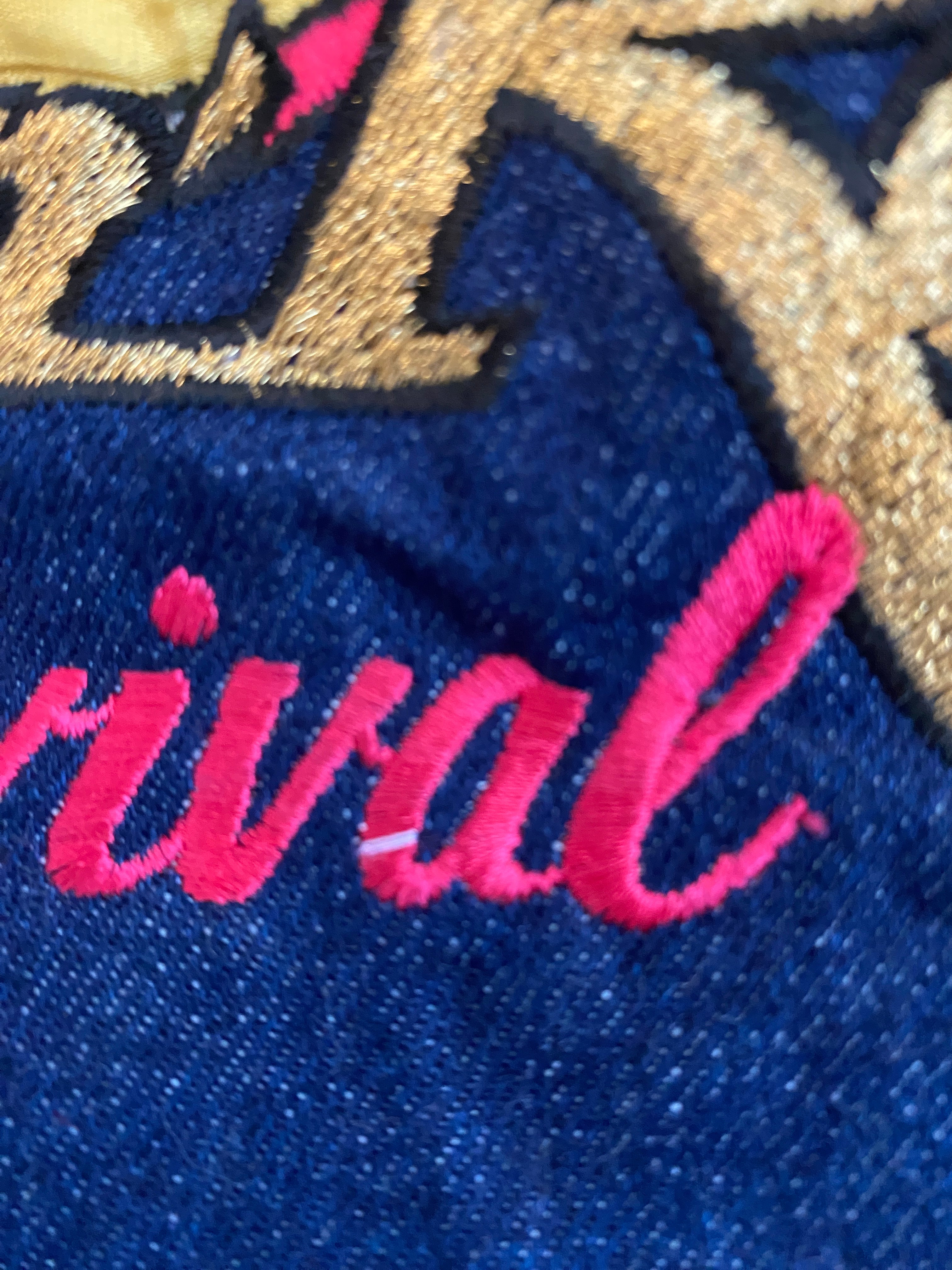 Blouson Teddy Vintage Gold Coast Rock'n'Roll Revival – détail défaut de broderie vue de dos – denim & toile rouge – T.S – seconde main