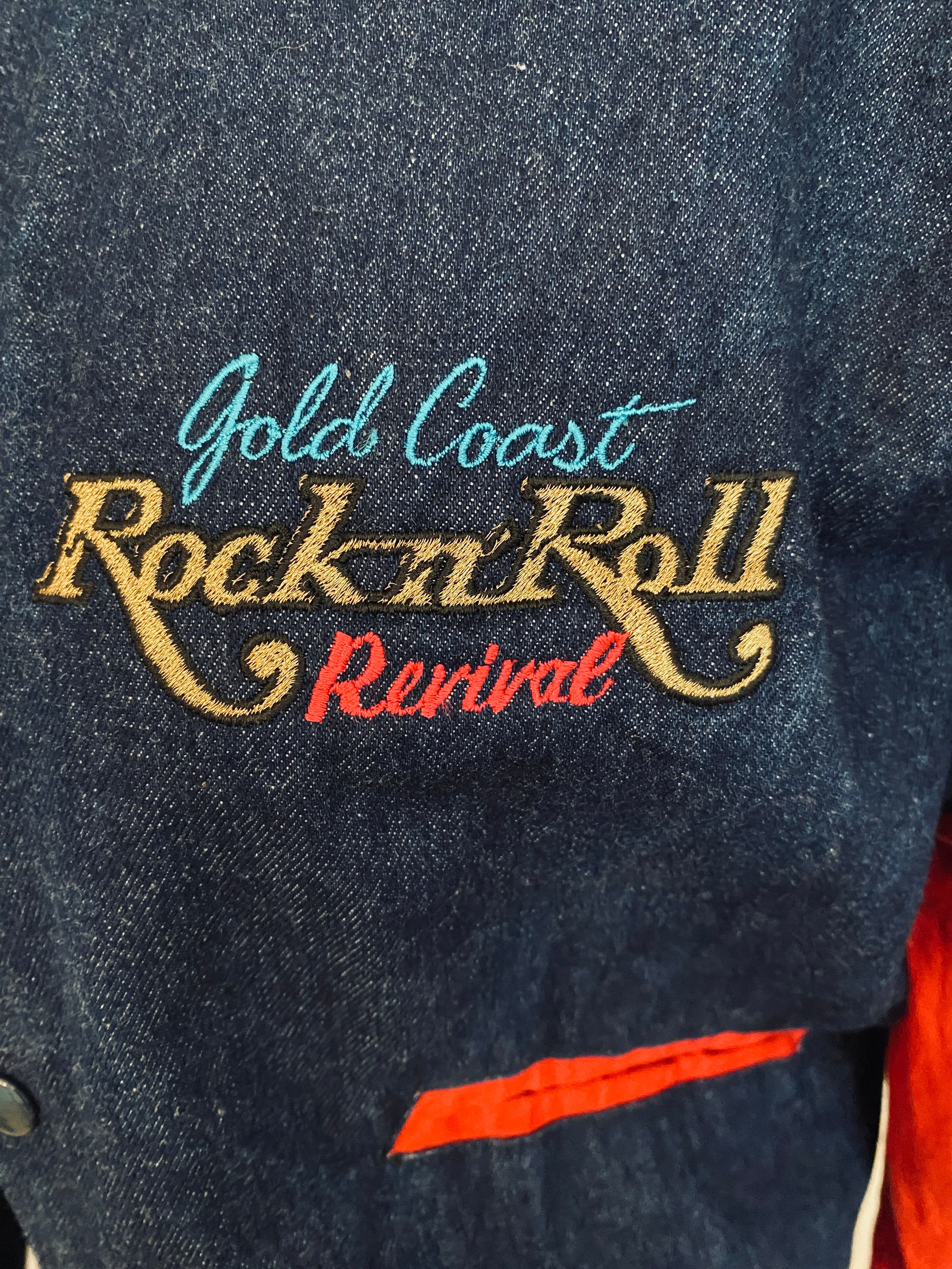 Blouson Teddy Vintage Gold Coast Rock'n'Roll Revival – détail broderie texte poitrine vue de face – denim & toile rouge – T.S – seconde main